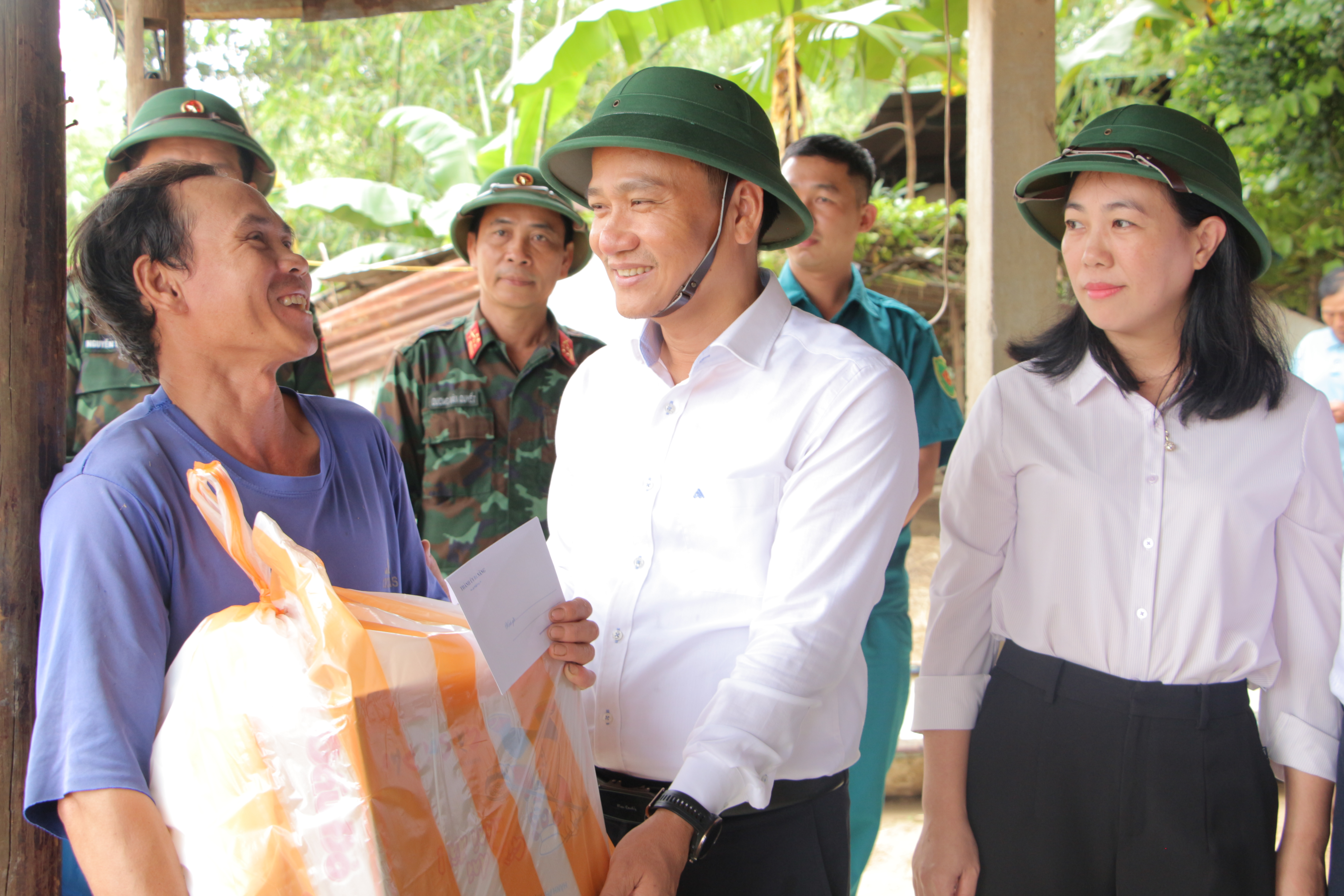 Phó Bí thư Thường trực Thành ủy Nguyễn Đình Vĩnh kiểm tra công tác khắc phục thiên tai tại xã Nông Sơn