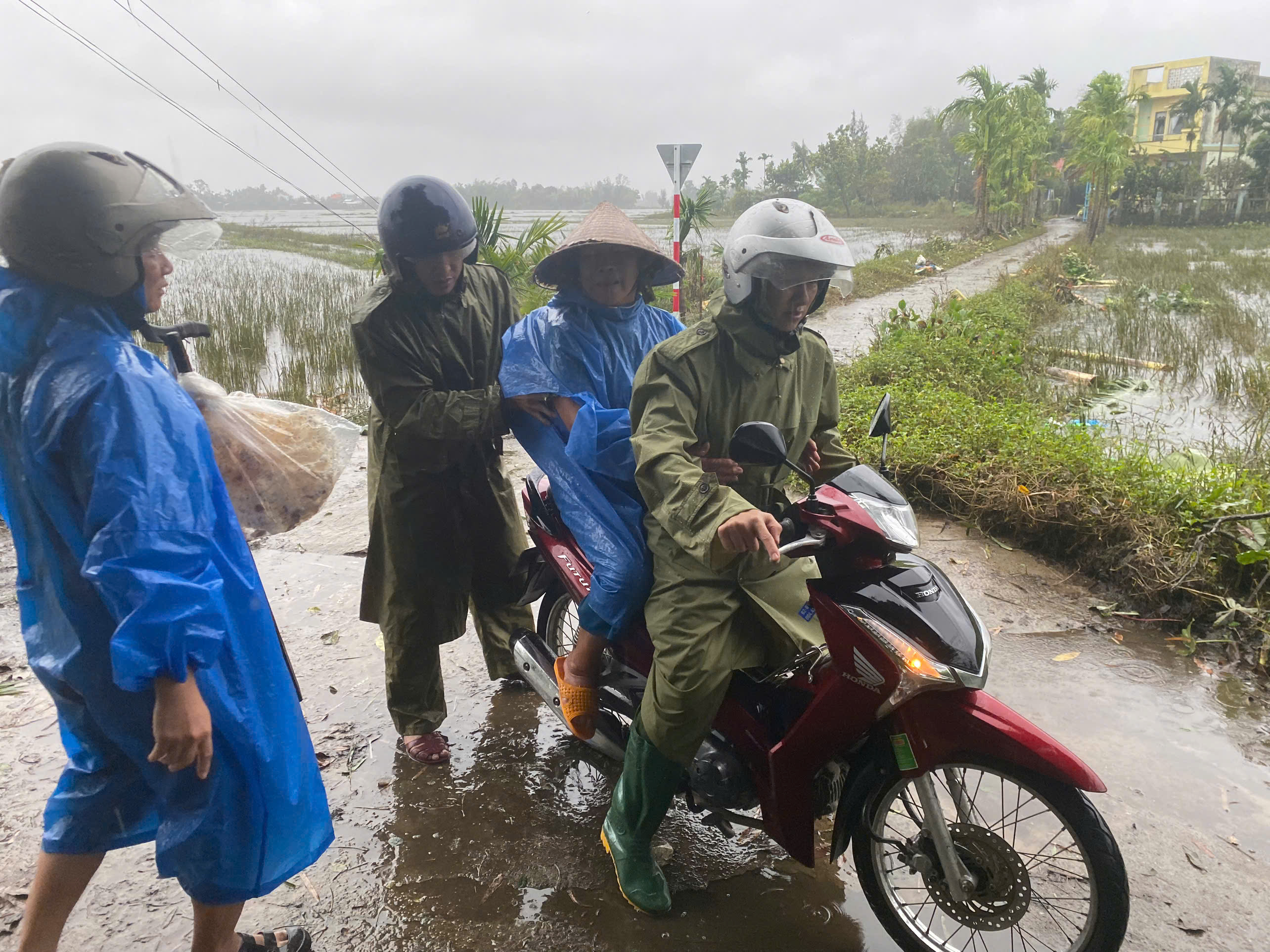 Các địa phương khẩn trương sơ tán nhân dân đến nơi an toàn trước khi bão số 13 đổ bộ đất liền