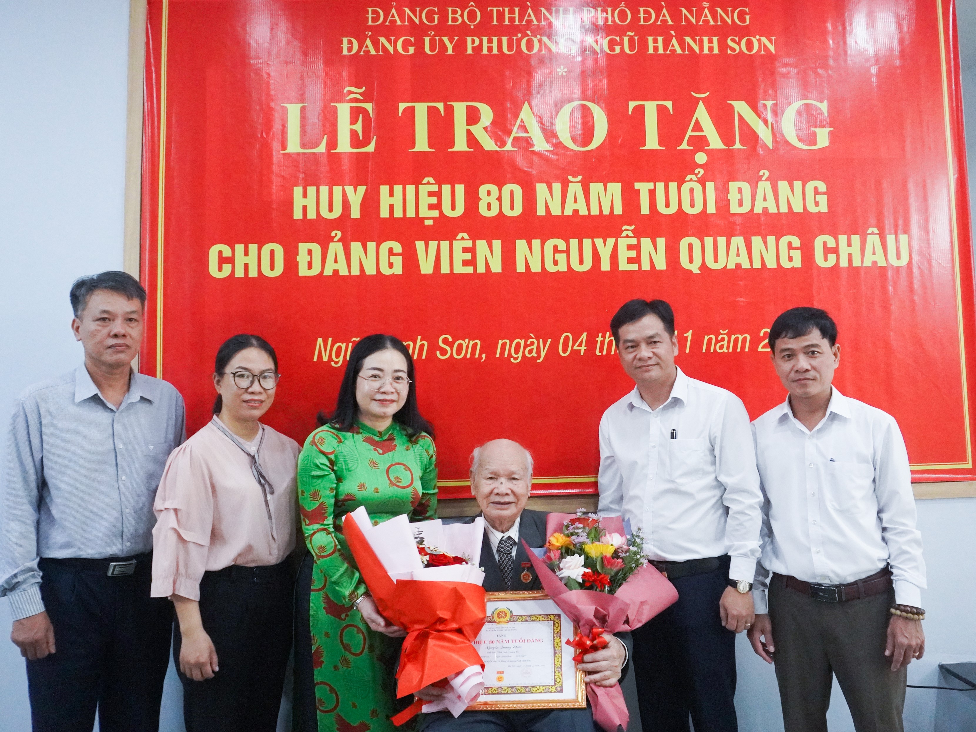 Phường Ngũ Hành Sơn trao Huy hiệu Đảng cho 56 đảng viên