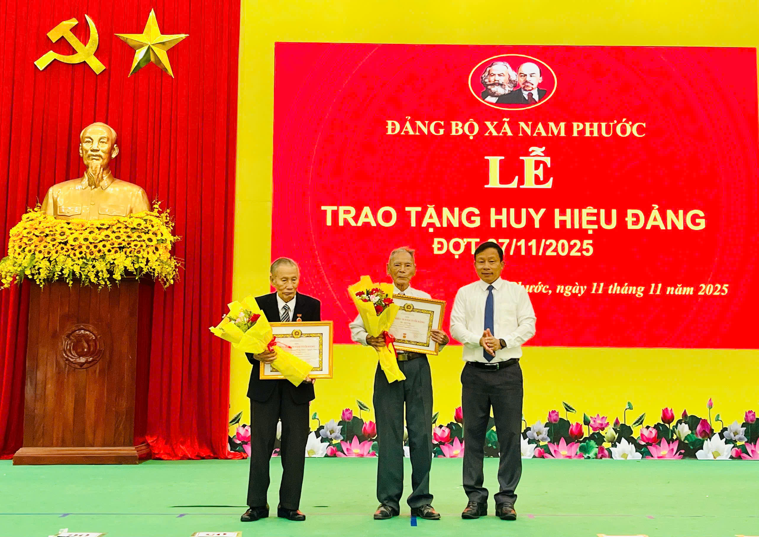 Trưởng Ban Tổ chức Thành uỷ trao Huy hiệu Đảng và tặng quà nhân dân xã Nam Phước