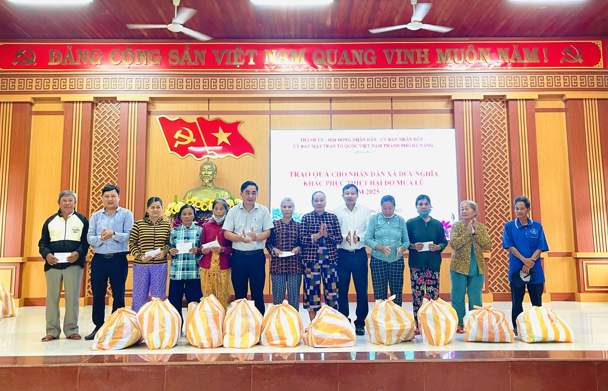 Trưởng Ban Tổ chức Thành ủy Đoàn Duy Tân thăm, tặng quà bà con vùng lũ xã Duy Nghĩa