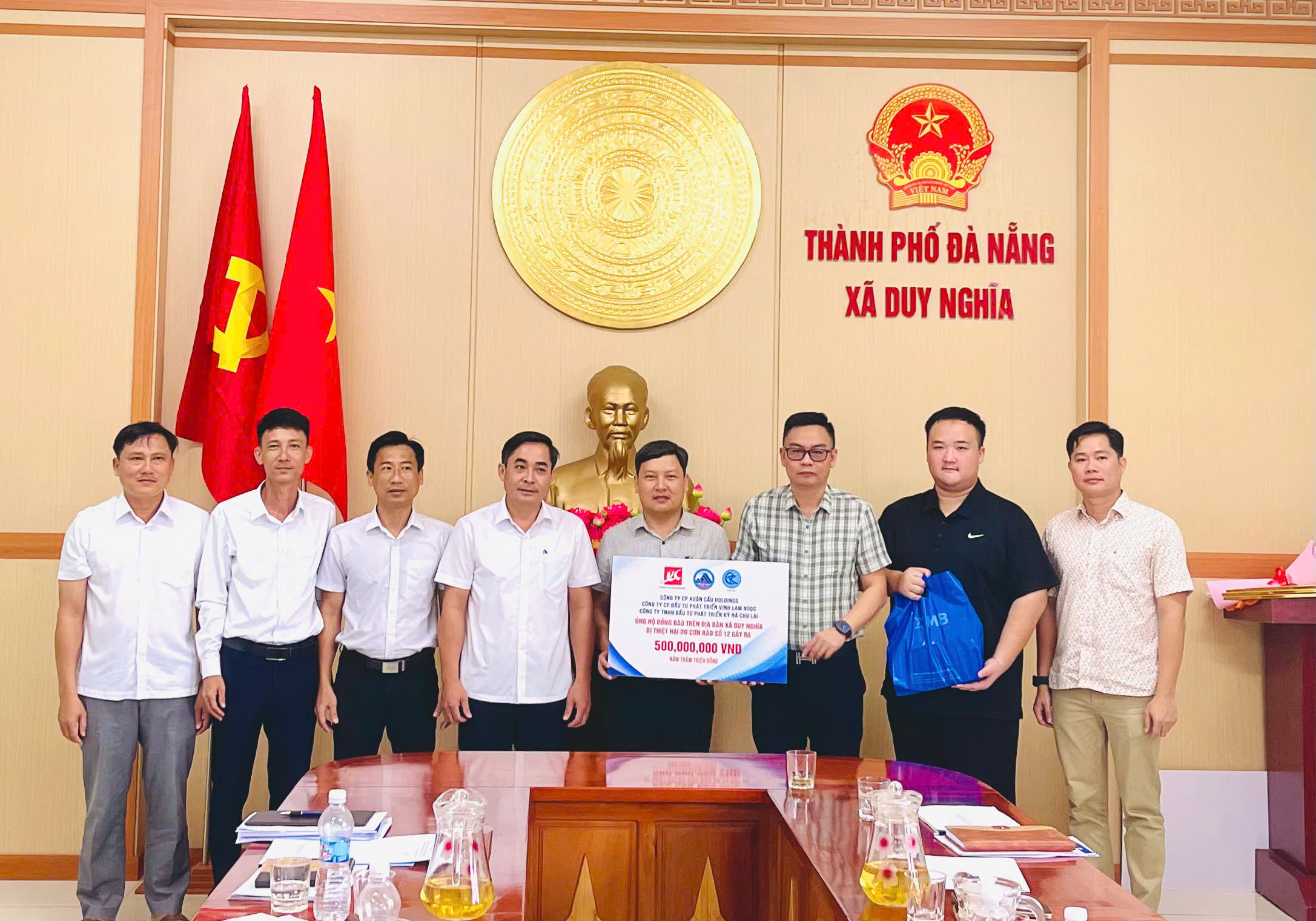 Ủng hộ nhân dân xã Thu Bồn và Duy Nghĩa khắc phục khó khăn do mưa lũ