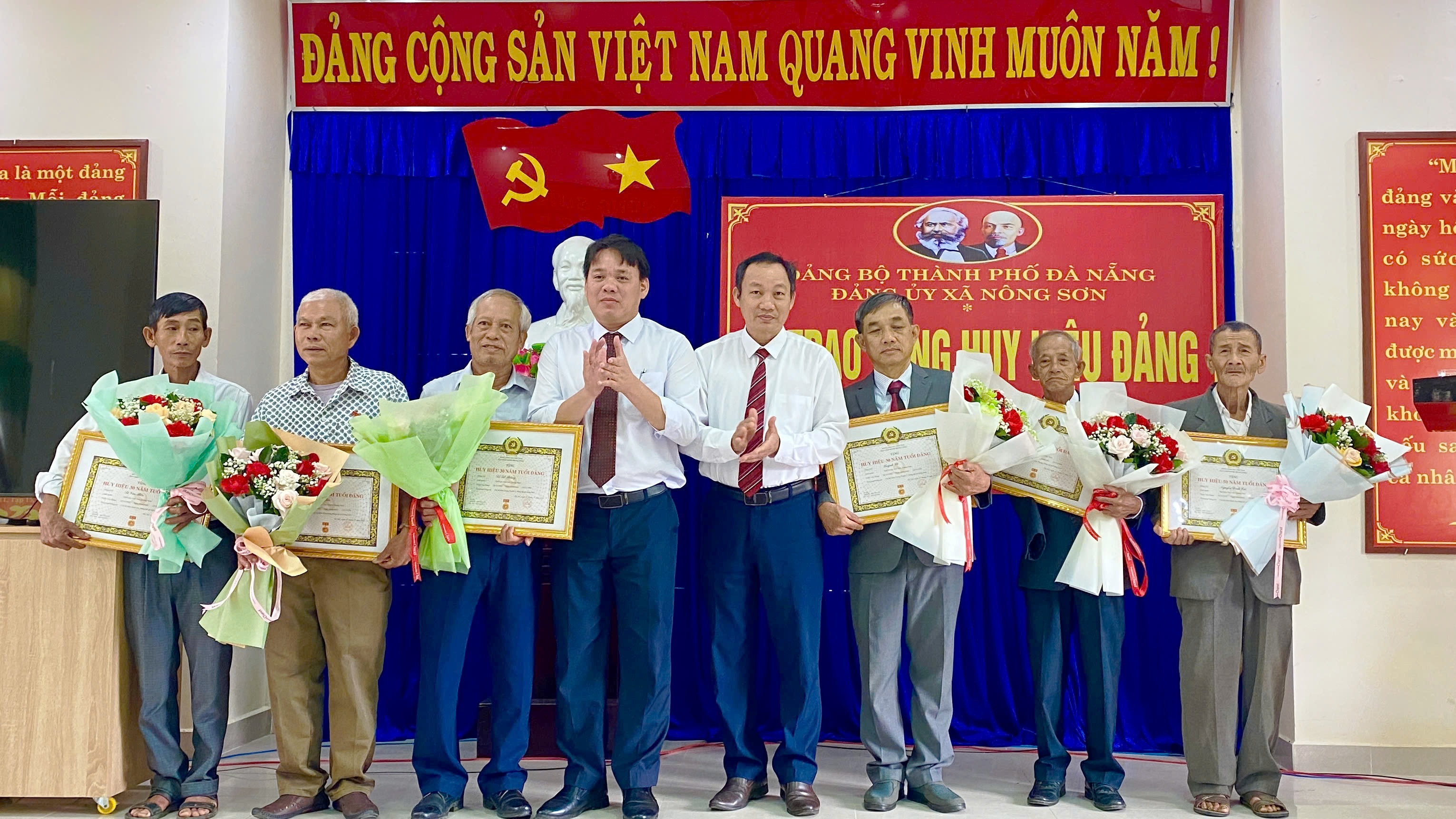 Xã Nông Sơn tổ chức Lễ trao Huy hiệu Đảng đợt 7/11