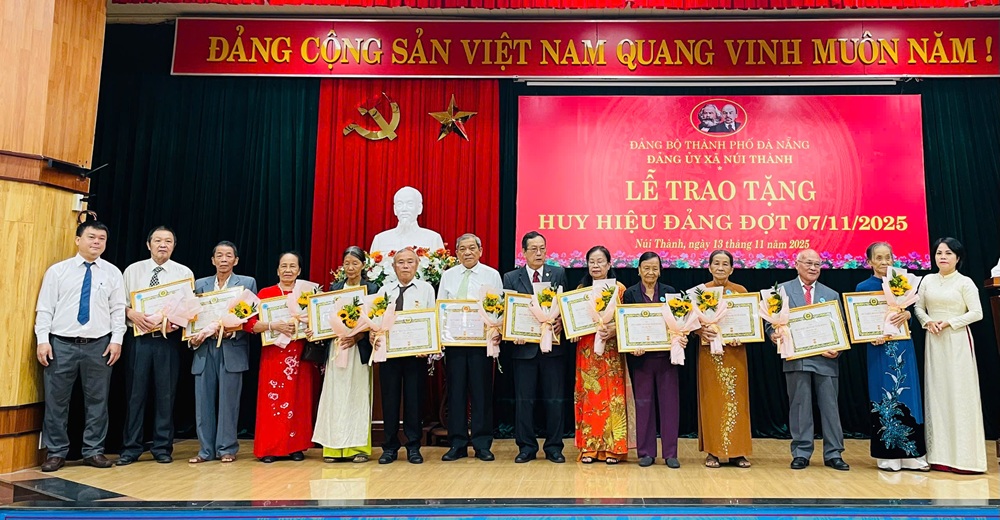 Đảng ủy xã Núi Thành trao tặng, truy tặng Huy hiệu Đảng cho 39 đảng viên