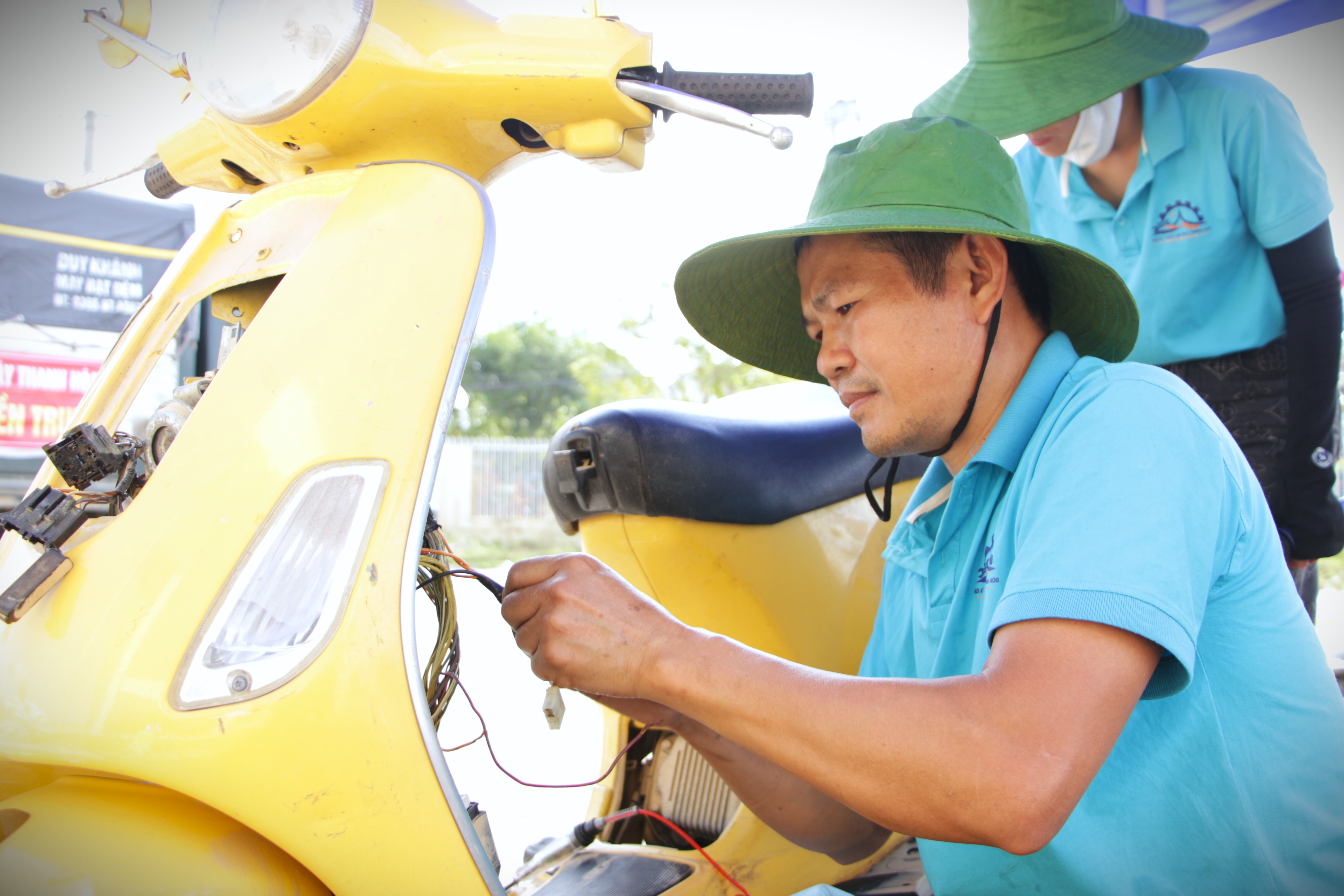 Chuyện "hồi sinh" xe máy vùng lũ