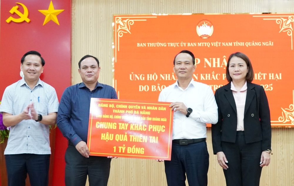 Trao 1 tỷ đồng ủng hộ tỉnh Quảng Ngãi khắc phục thiệt hại do bão lũ