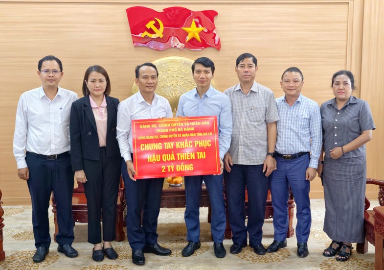 Trao 2 tỷ đồng ủng hộ tỉnh Gia Lai khắc phục thiệt hại do bão lũ