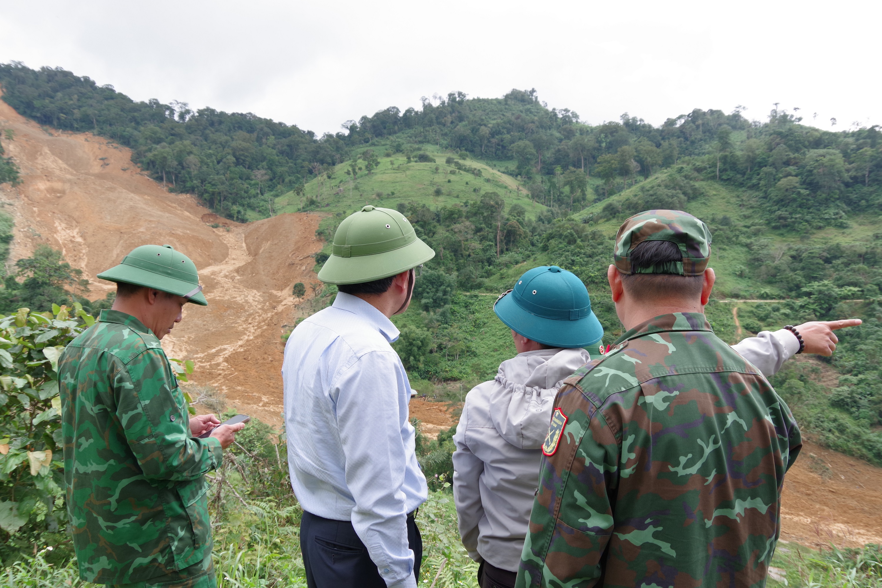 Phó Chủ tịch UBND thành phố Trần Nam Hưng kiểm tra công tác cứu nạn sạt lở tại xã Hùng Sơn
