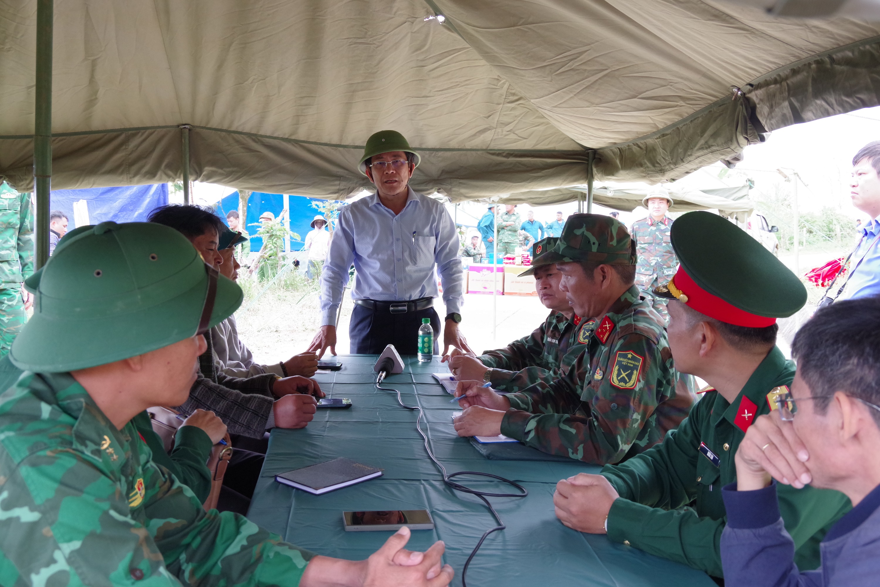 Khẩn trương, quyết liệt, bình tĩnh, thận trọng khi tìm kiếm nạn nhân mất tích do sạt núi tại xã Hùng Sơn