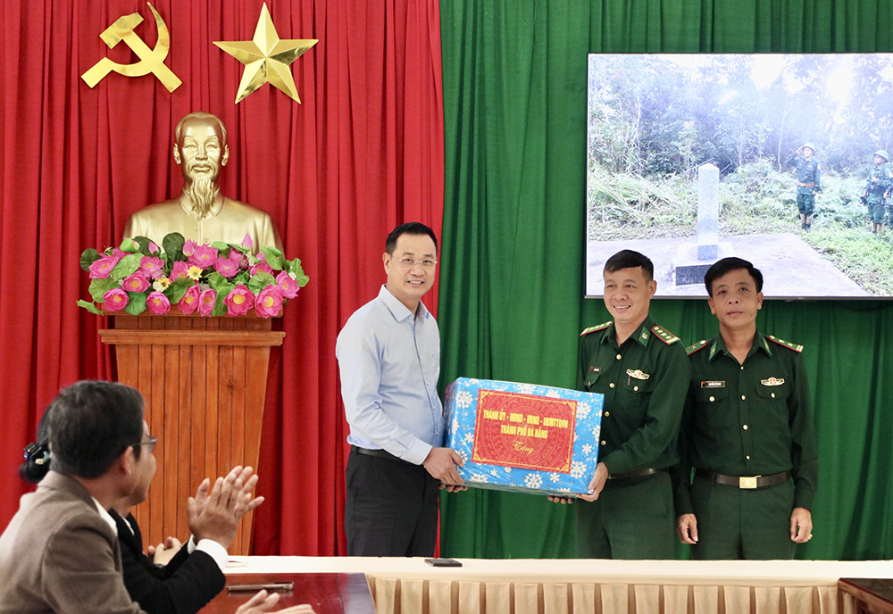 Chăm lo đồng bào khó khăn, củng cố quốc phòng – an ninh biên giới