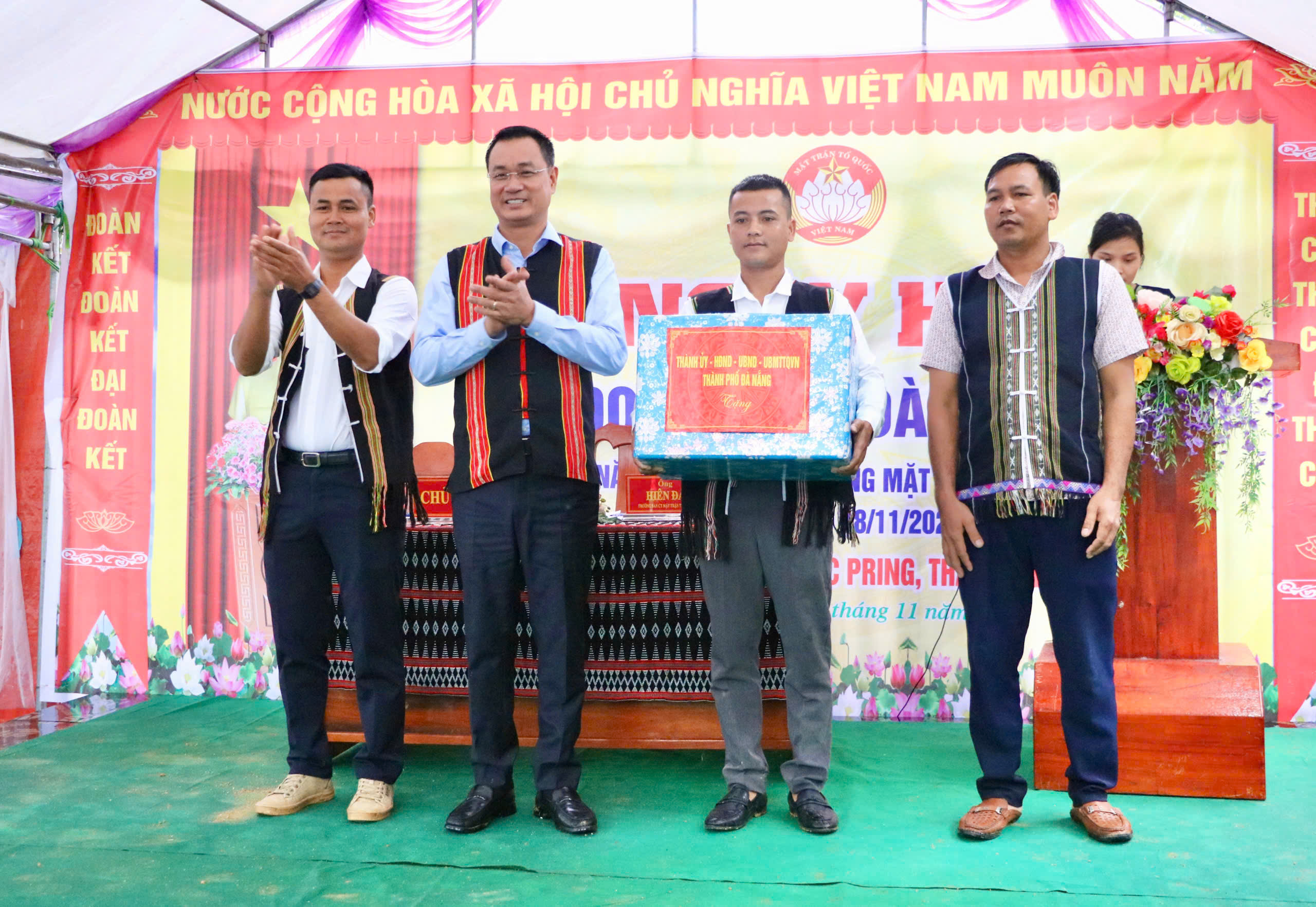 Bí thư Thành ủy Lê Ngọc Quang dự Ngày hội Đại đoàn kết toàn dân tộc tại thôn 56A (xã Đắc Pring)