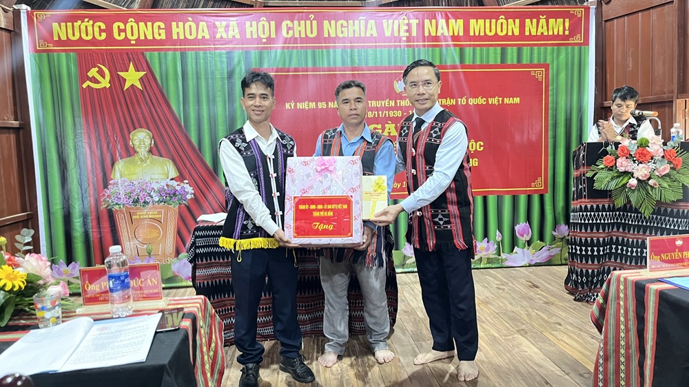 Chủ tịch UBND thành phố Phạm Đức Ấn dự Ngày hội Đại đoàn kết tại thôn Ta Lang, xã A Vương