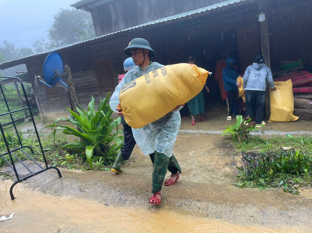 Lực lượng quân đội tiếp tục hỗ trợ di dời nhân dân và ứng phó sạt lở tại xã Hùng Sơn