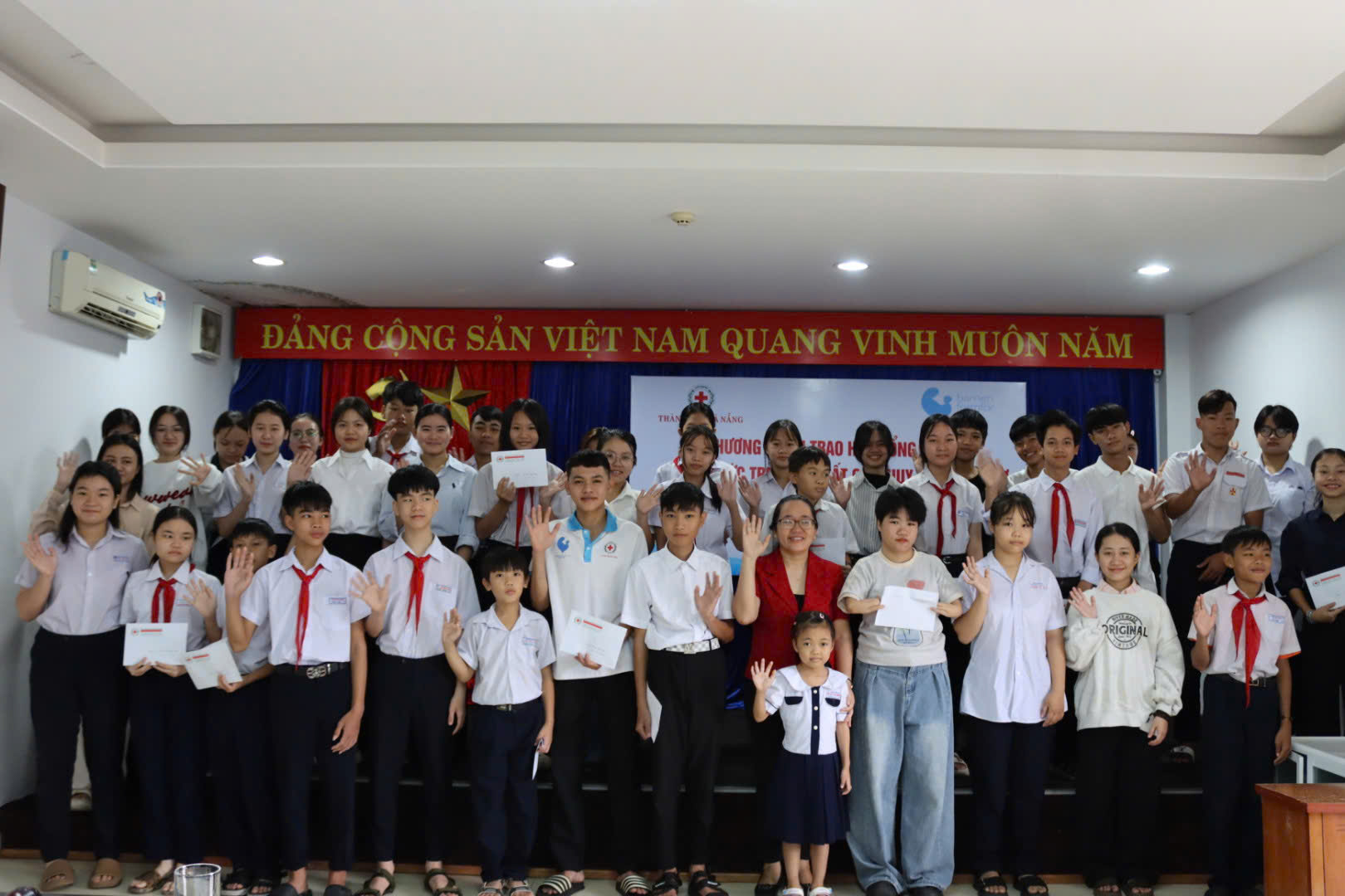 Hơn 165 triệu đồng học bổng trao tặng 52 học sinh, sinh viên có hoàn cảnh khó khăn