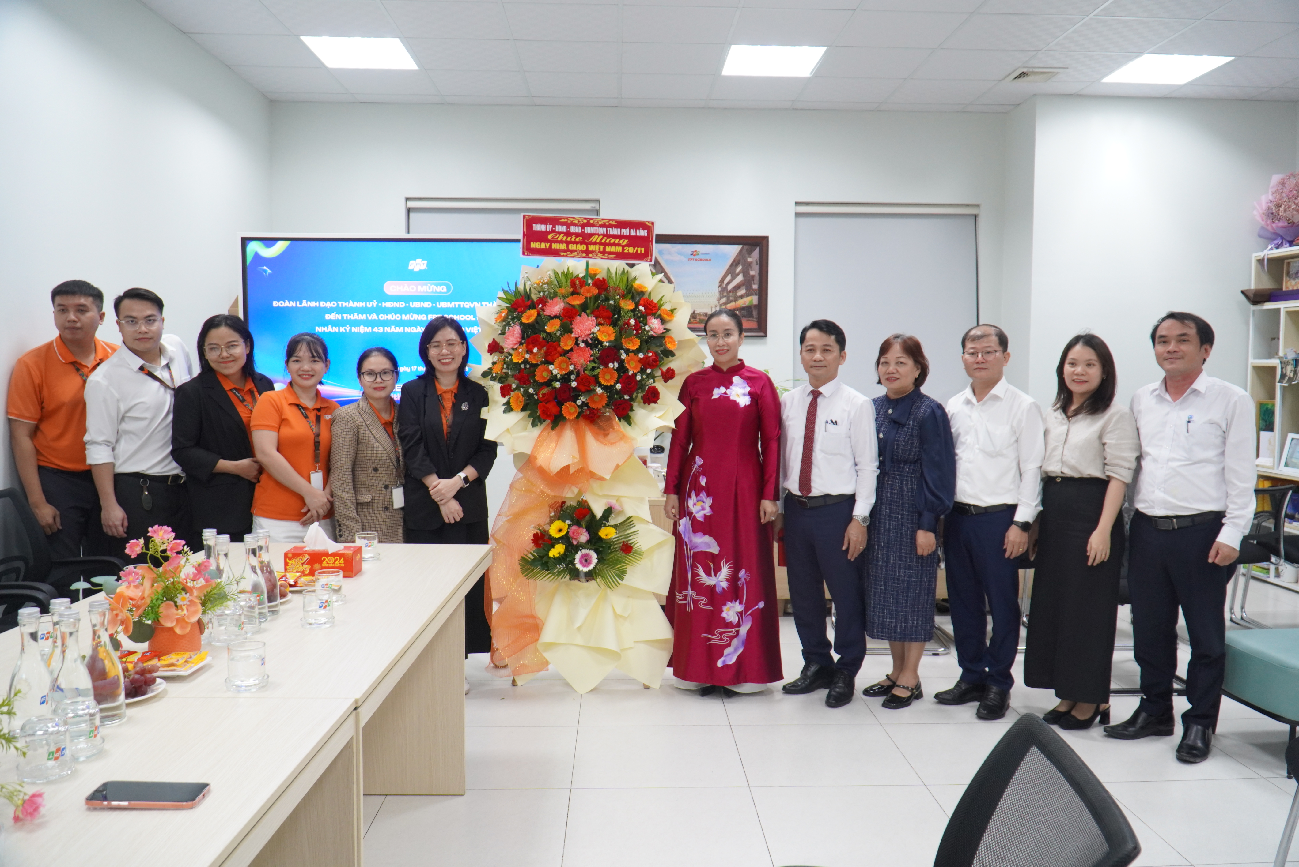 Phó Chủ tịch UBND thành phố Nguyễn Thị Anh Thi chúc mừng Trường Tiểu học - THCS FPT Đà Nẵng