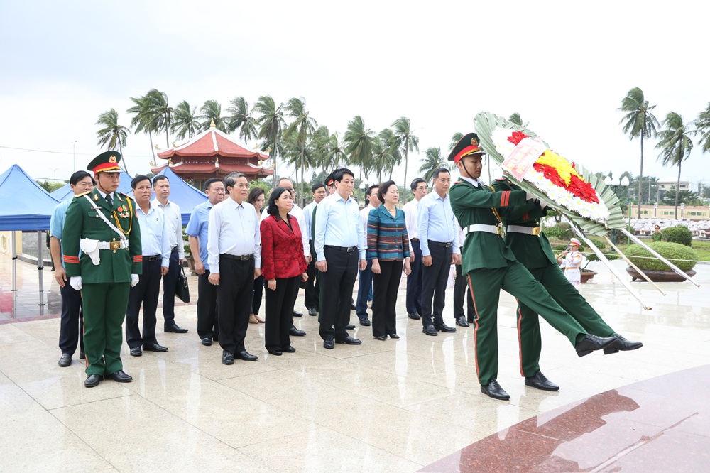 Chủ tịch nước Lương Cường dâng hương các anh hùng liệt sĩ tại Nghĩa trang liệt sĩ Điện Bàn