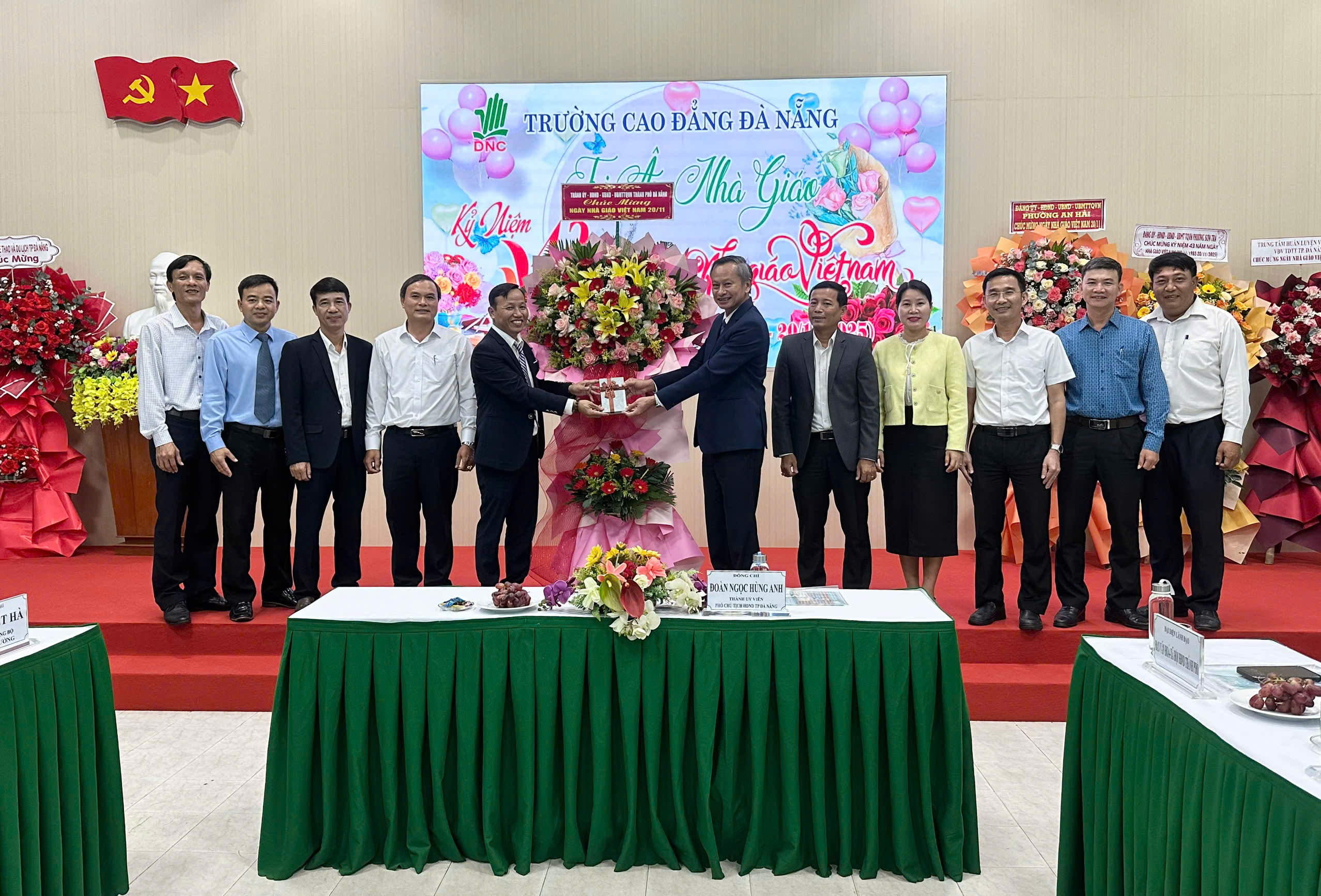 Lãnh đạo thành phố thăm, chúc mừng Trường Cao đẳng Đà Nẵng ngày Nhà giáo Việt Nam 20-11