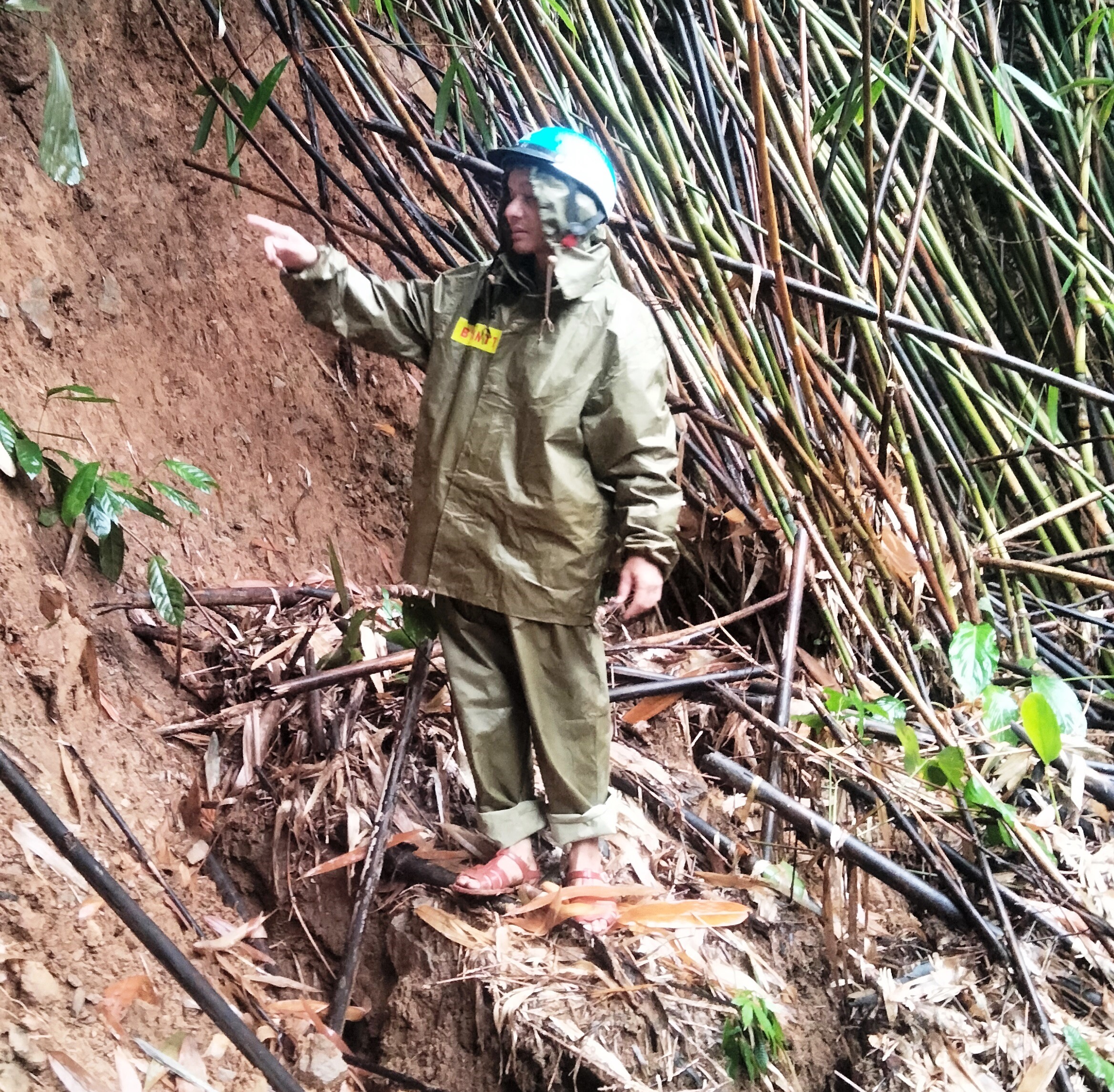 Xã Trà Leng di dời khẩn cấp 36 hộ dân vì phát hiện vết nứt trượt tại làng Tak Ruỗi