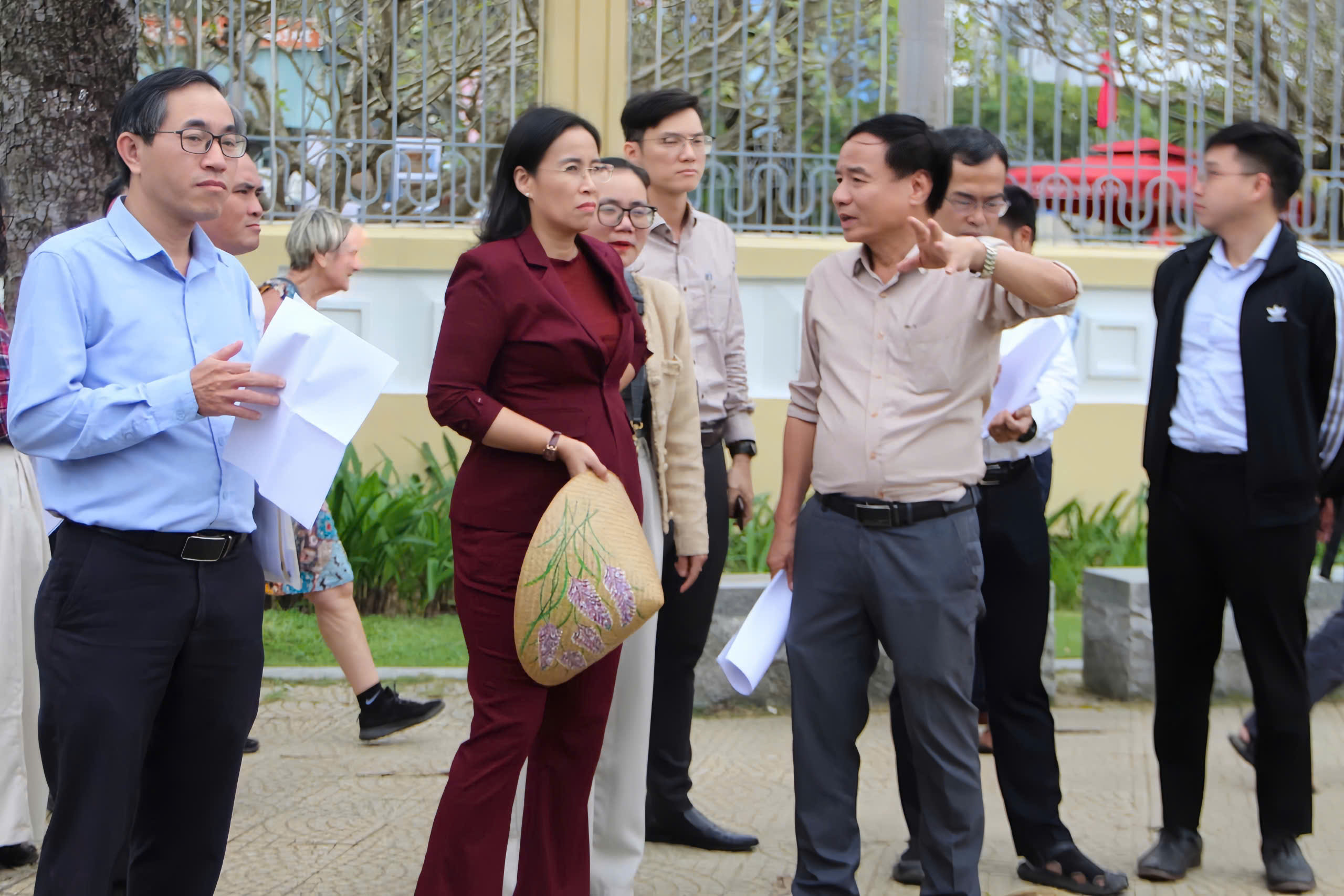 Phó Chủ tịch UBND thành phố Nguyễn Thị Anh Thi kiểm tra thực tế công tác quản lý quy hoạch quảng cáo 