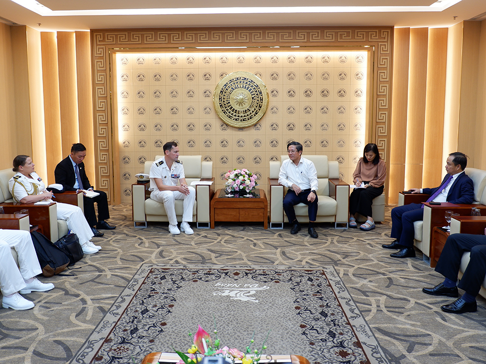 Phó Chủ tịch UBND thành phố Trần Nam Hưng tiếp Chỉ huy tàu tuần dương Prairial (Pháp)