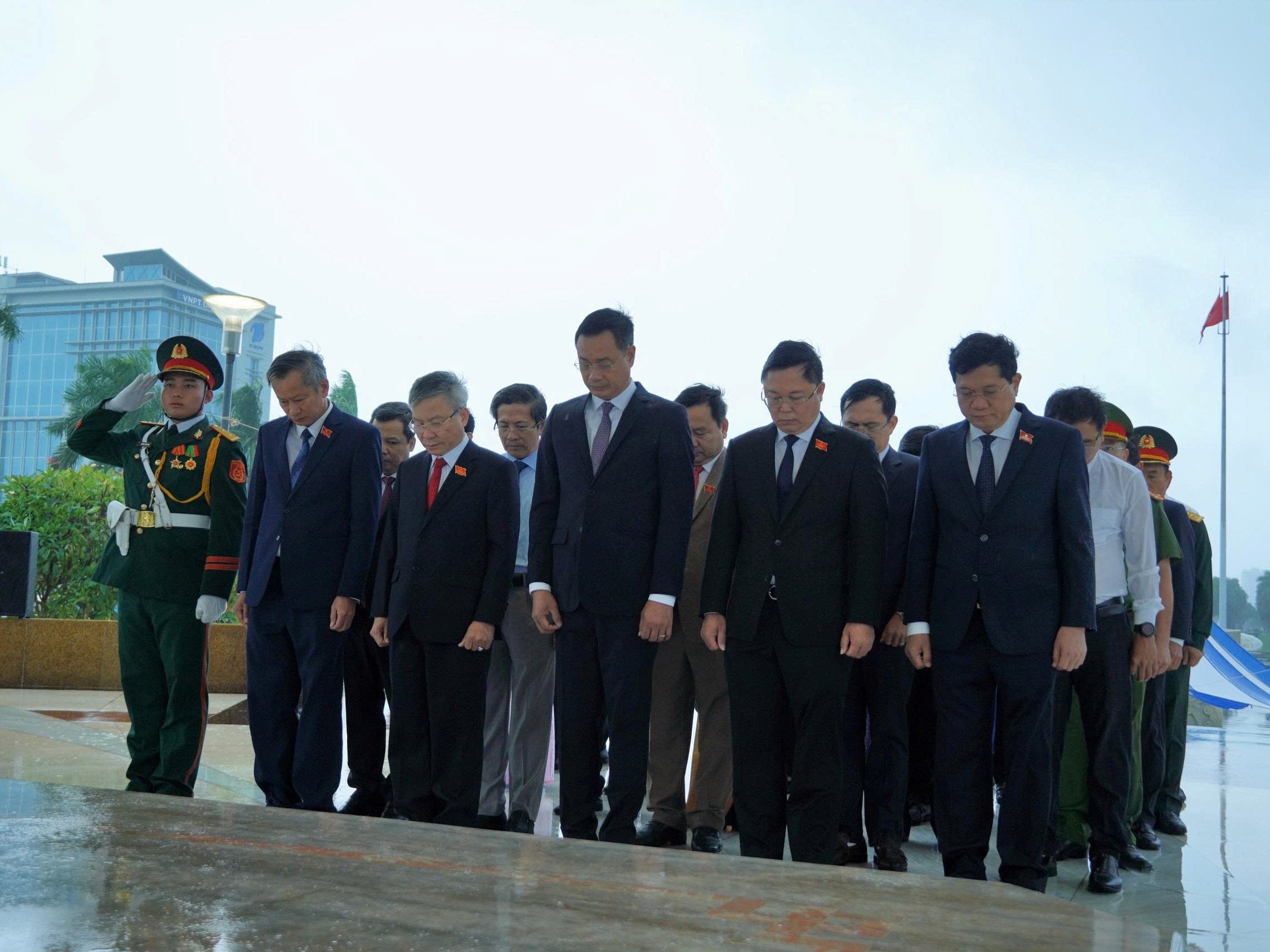 Lãnh đạo thành phố dâng hương tưởng niệm các anh hùng liệt sĩ