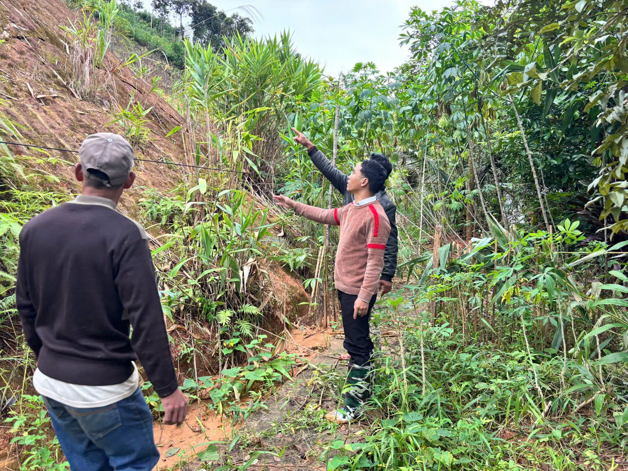 Phát hiện một vết nứt lớn sát nhà dân tại thôn Bhloóc xã Avương