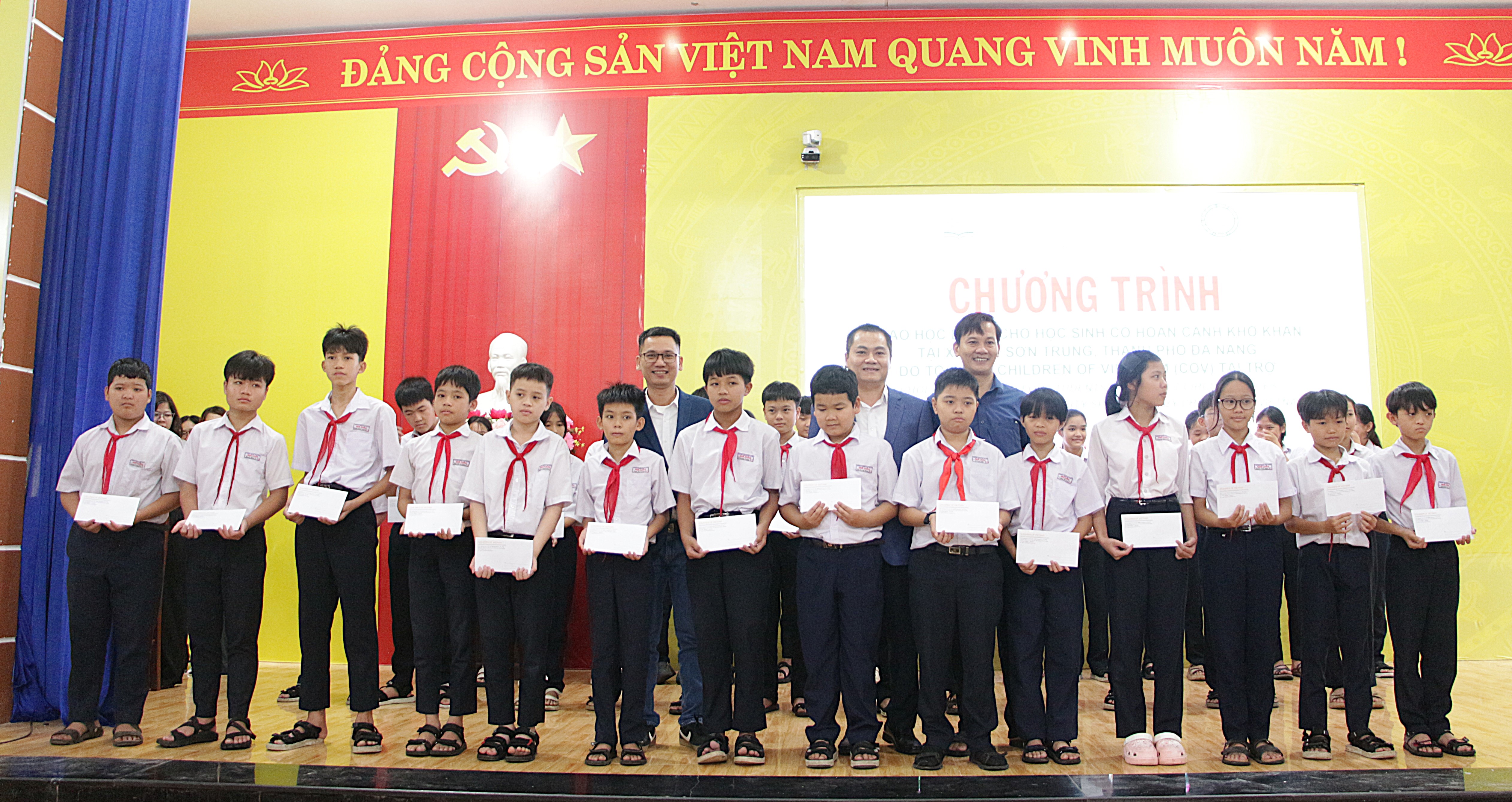 Trao 200 suất học bổng cho học sinh có hoàn cảnh khó khăn tại xã Quế Sơn Trung