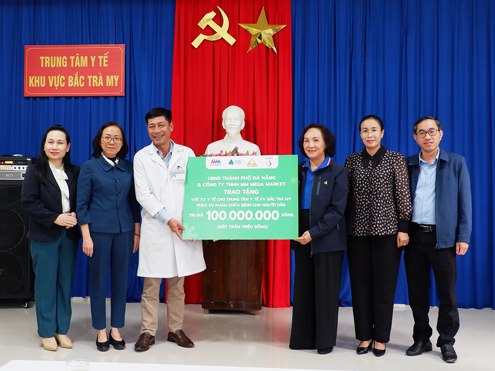 Trao kinh phí hỗ trợ và nhu yếu phẩm cho nhân dân các xã miền núi bị ảnh hưởng bởi thiên tai