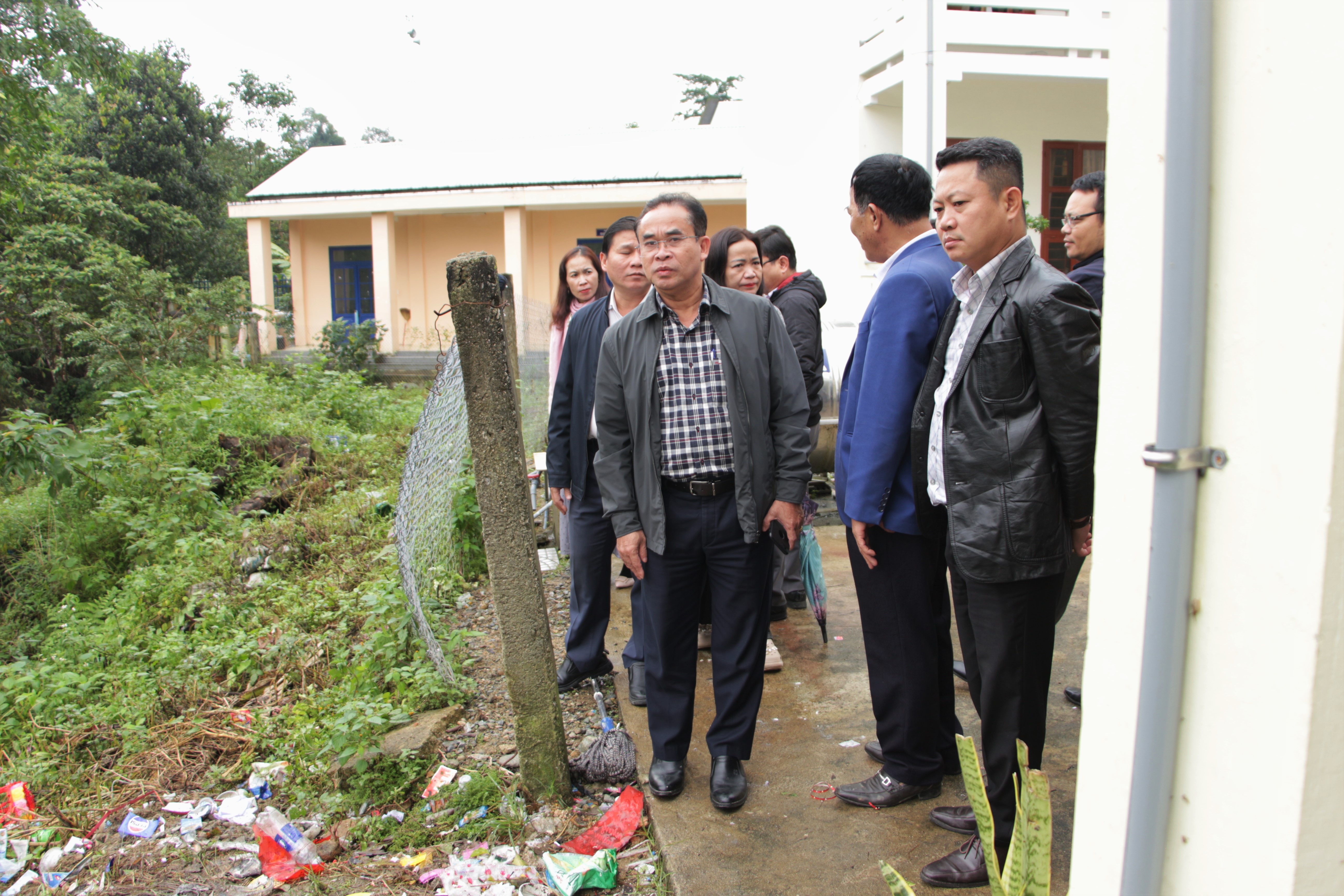 Phó Chủ tịch UBND thành phố Trần Anh Tuấn kiểm tra điều kiện dạy học tại xã Nam Giang