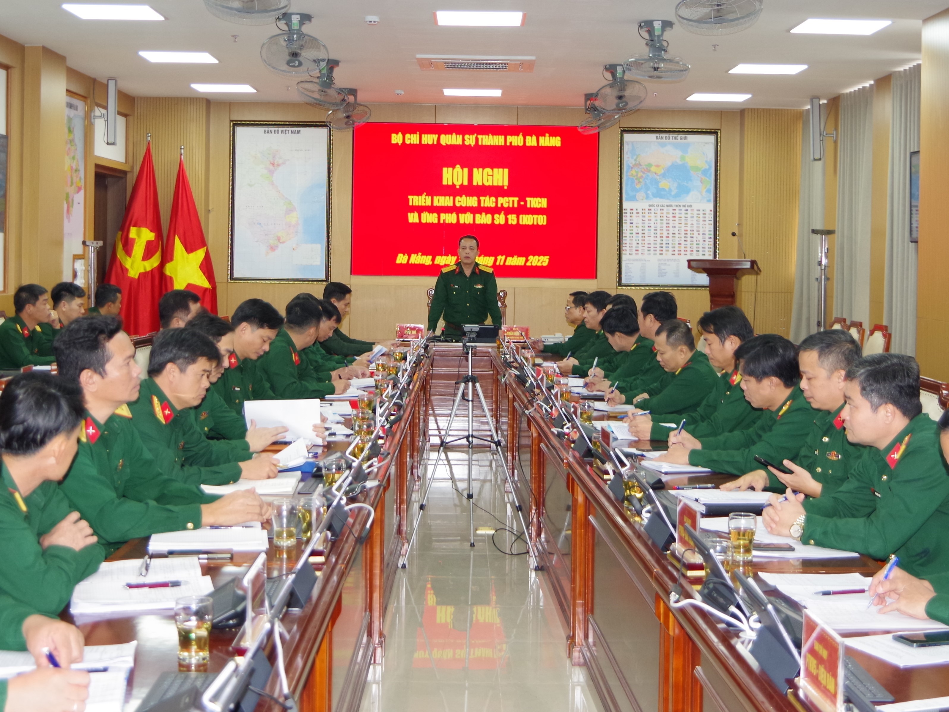 Bộ CHQS thành phố triển khai công tác ứng phó bão số 15