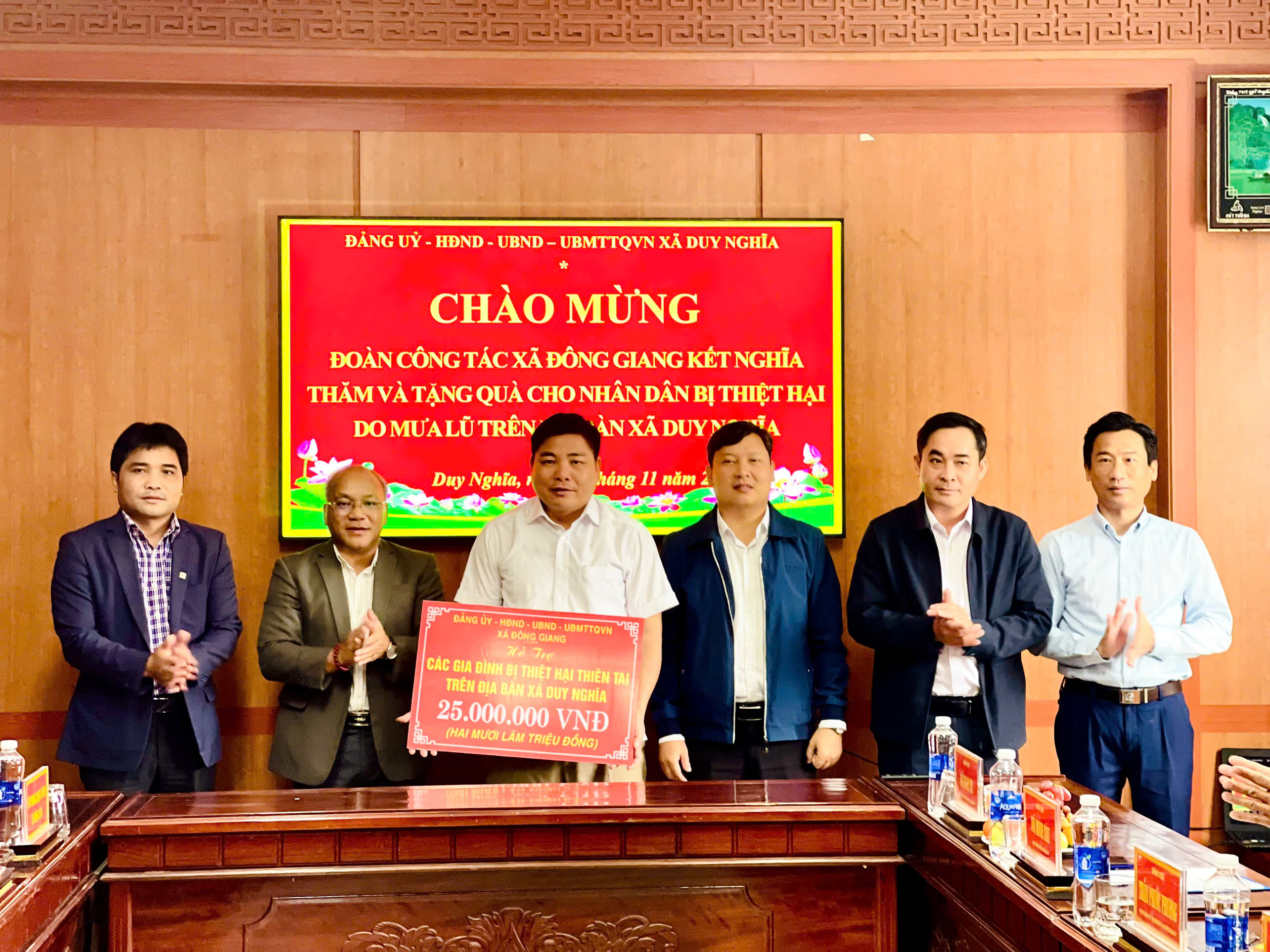 Xã Đông Giang thăm, tặng quà nhân dân 2 xã Duy Nghĩa và Điện Bàn Tây khắc phục hậu quả mưa lũ