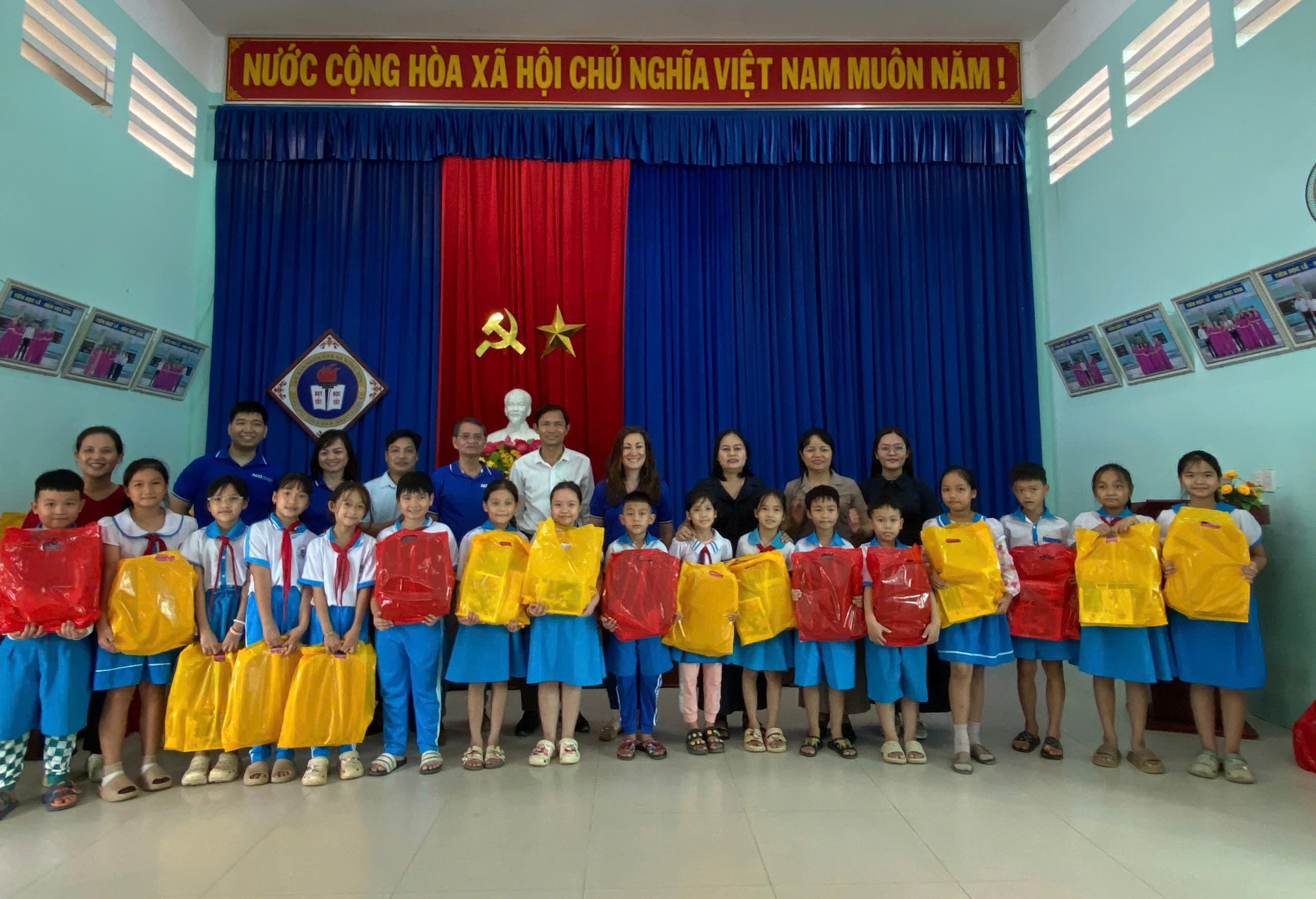 Hơn 200 suất quà hỗ trợ học sinh bị ảnh hưởng bão lũ tại xã Nông Sơn