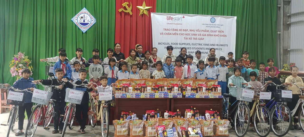 Hỗ trợ học sinh và các hộ gia đình khó khăn tại Trà Giáp