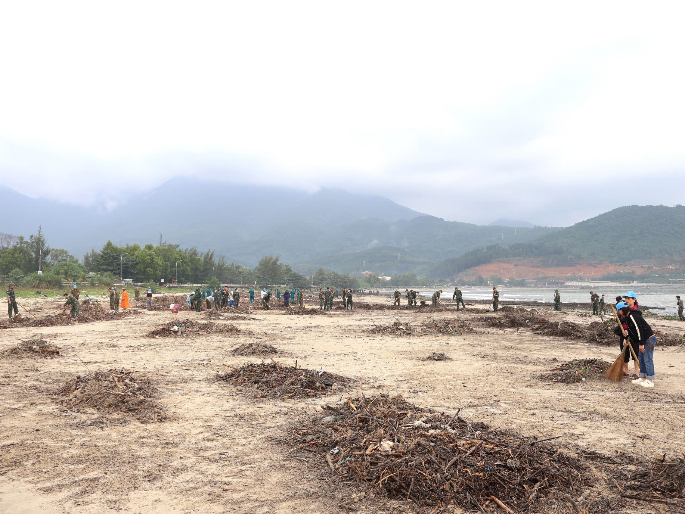 Phường Hải Vân ra quân thu gom rác thải trên bãi biển