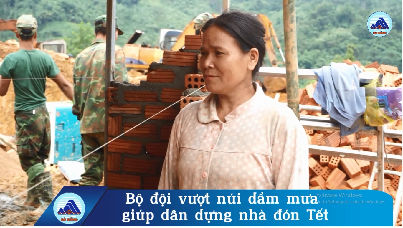 Video: Bộ đội vượt núi dầm mưa giúp dân dựng nhà đón Tết