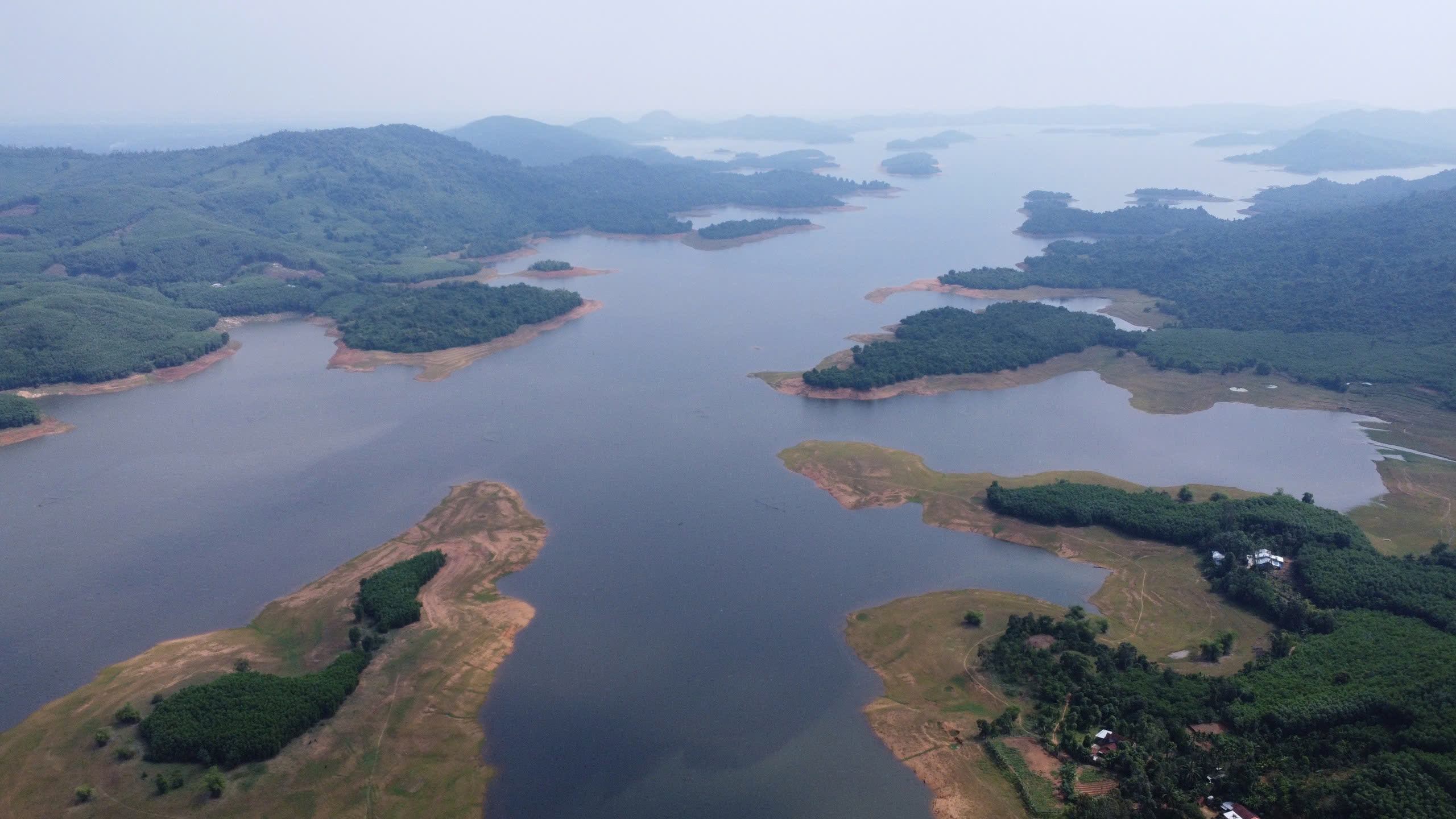 Thưởng ngoạn cảnh sắc sơn thủy hữu tình hồ Phú Ninh &nbsp;