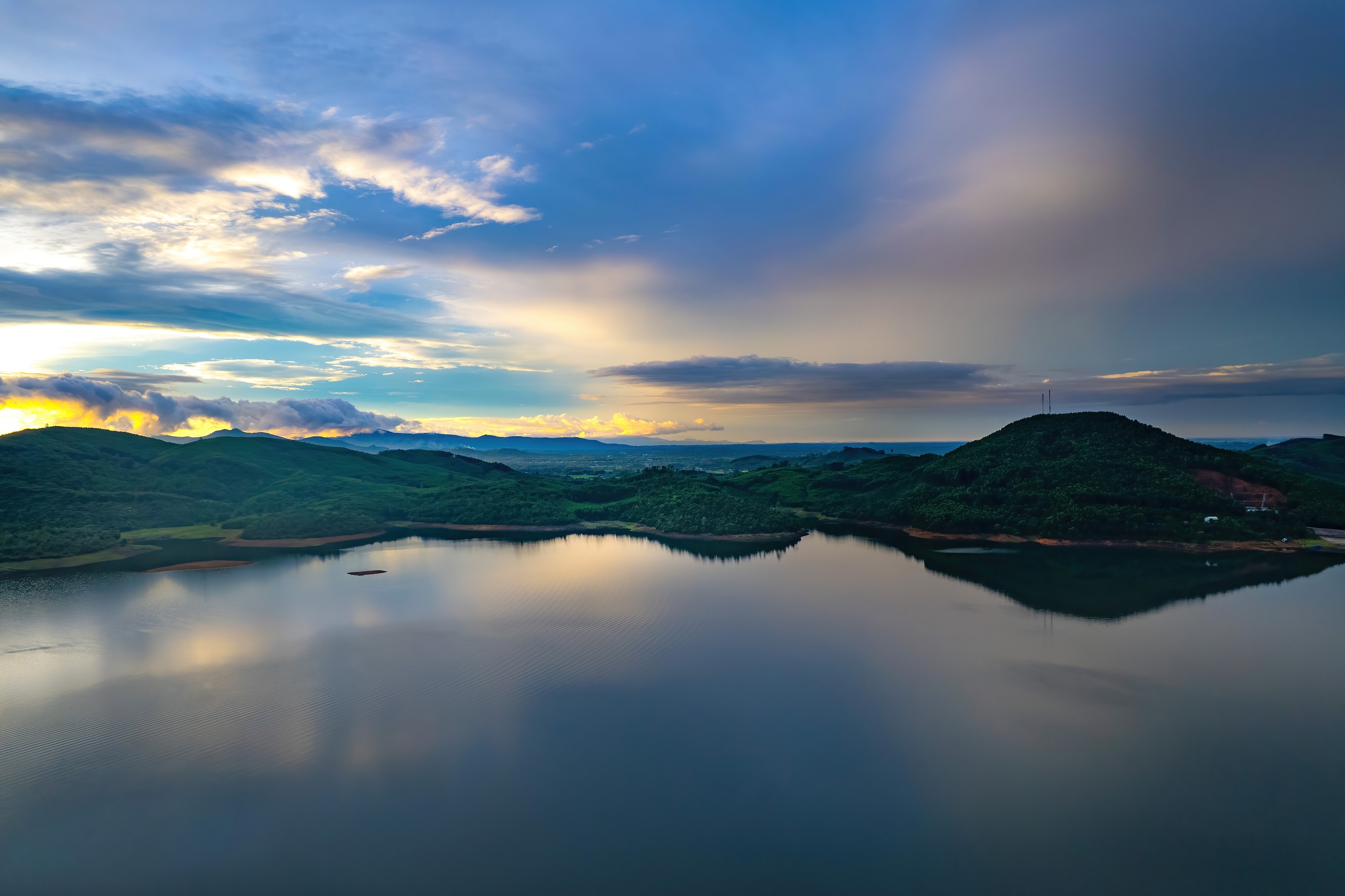 Thưởng ngoạn cảnh sắc sơn thủy hữu tình hồ Phú Ninh &nbsp;