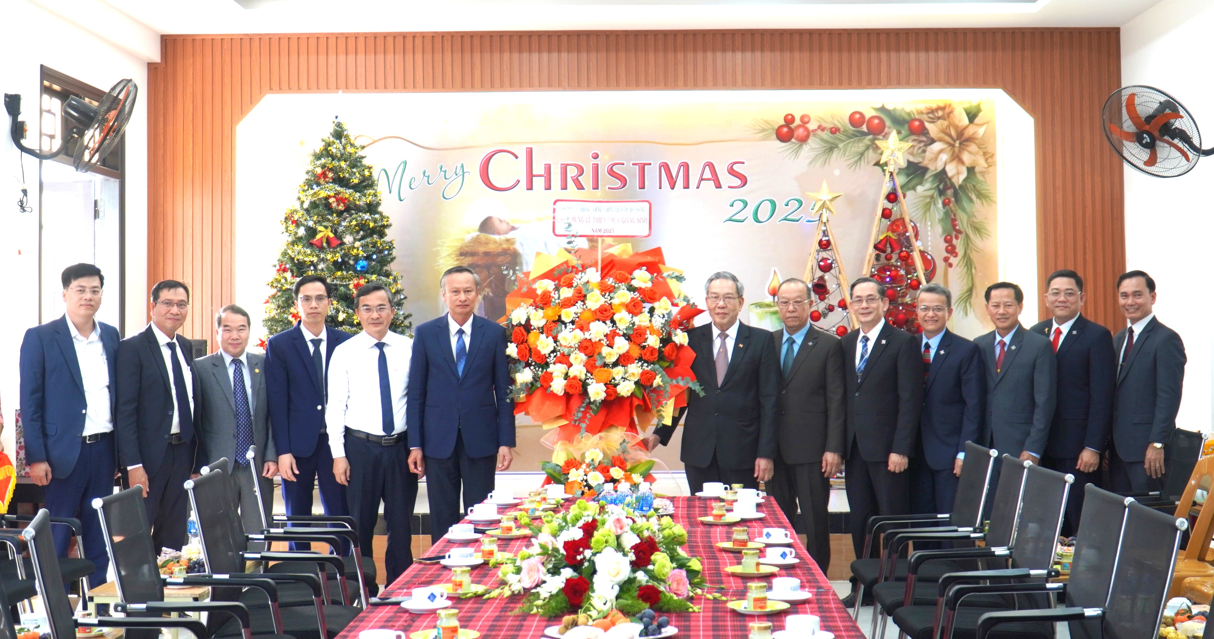 Lãnh đạo thành phố thăm, chúc mừng Giáng sinh Ban Đại diện Hội thánh Tin lành Đà Nẵng