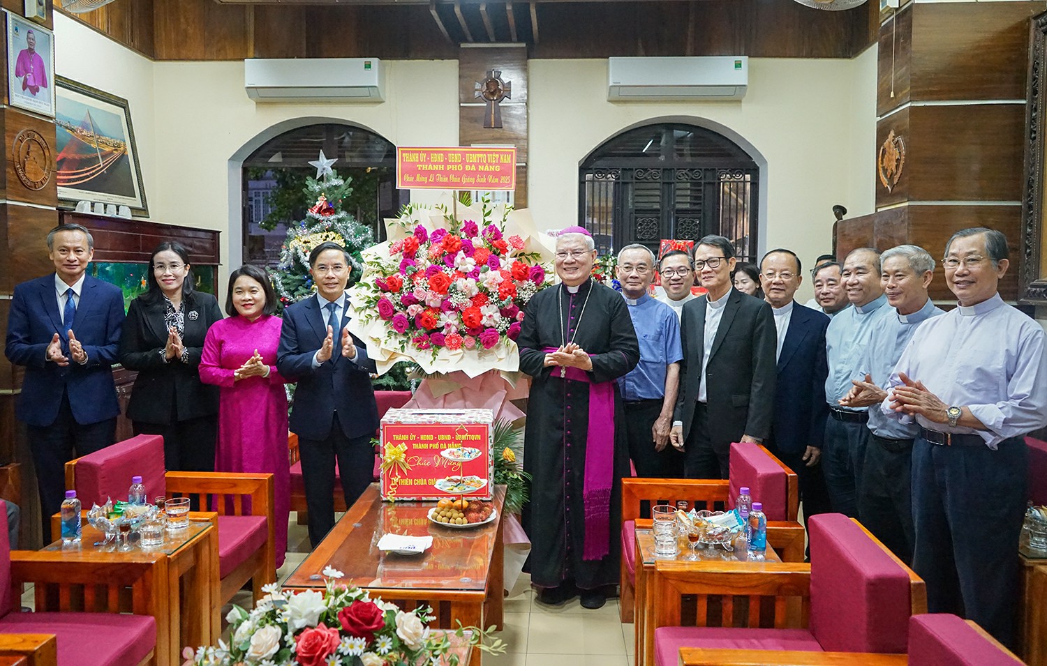Lãnh đạo thành phố thăm, chúc mừng Tòa Giám mục Giáo phận Đà Nẵng nhân dịp lễ Giáng sinh 2025