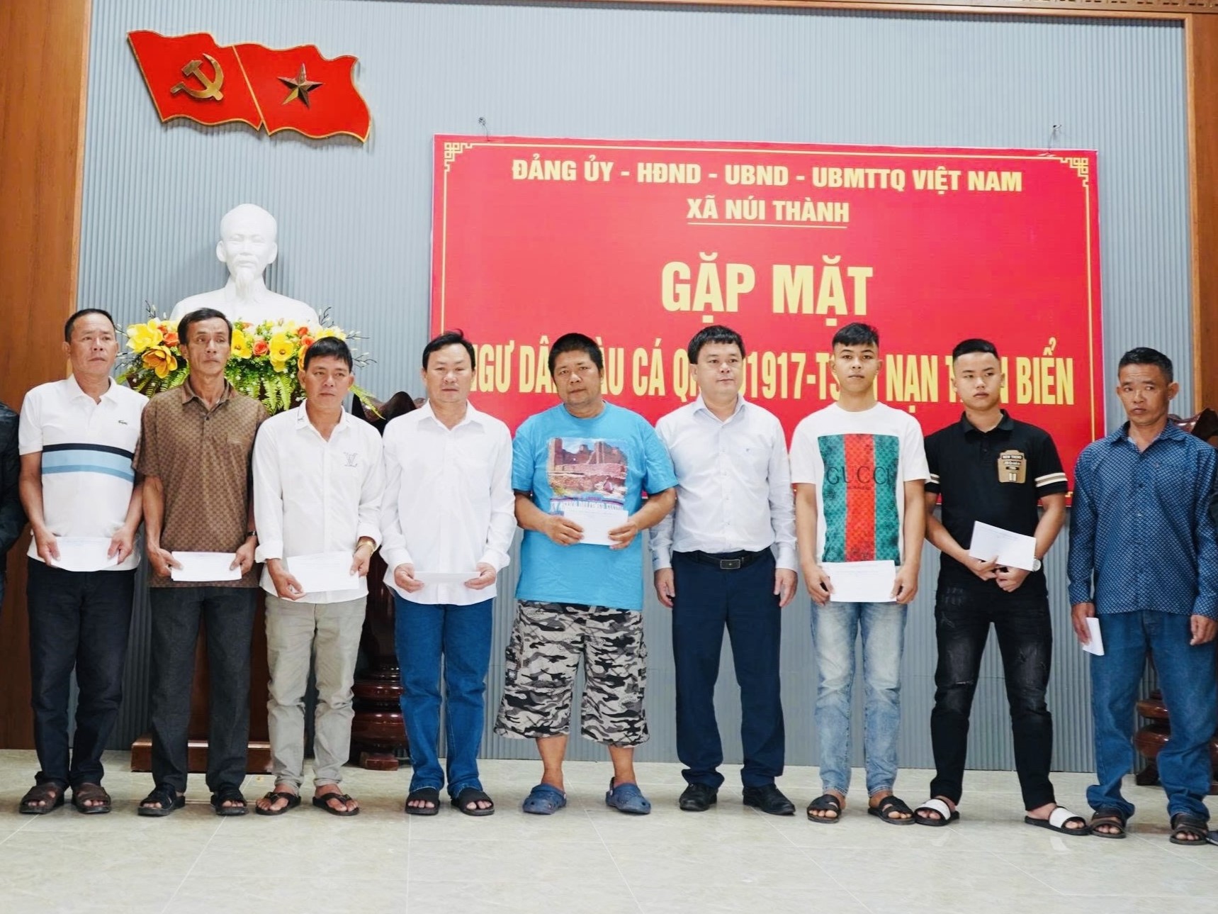 Xã Núi Thành động viên 52 ngư dân gặp nạn trên biển