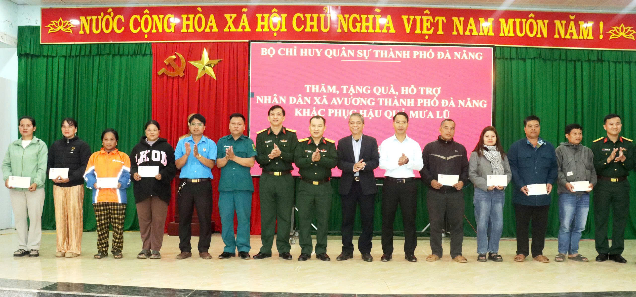 Tặng quà các hộ dân bị thiệt hại do mưa lũ