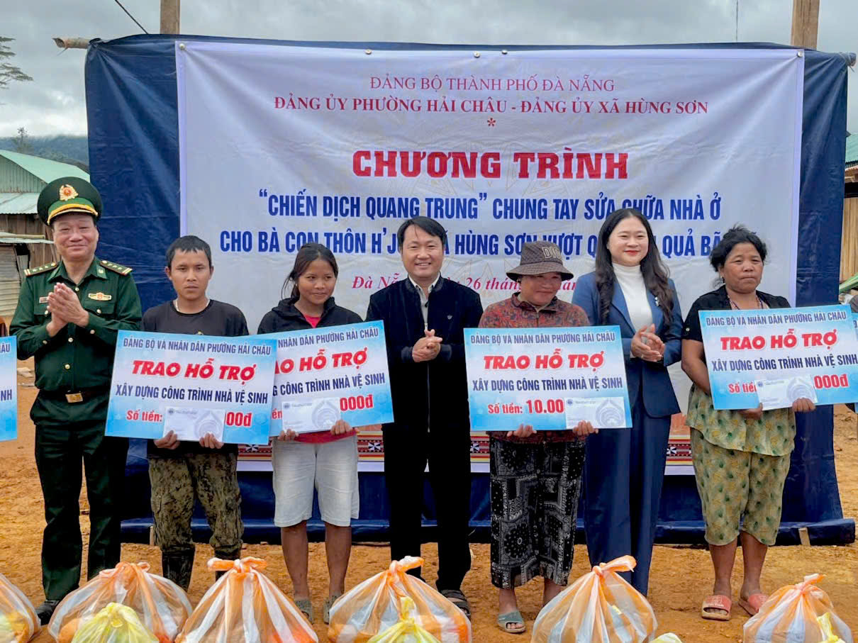 Phường Hải Châu trao 700 triệu đồng hỗ trợ xây dựng nhà vệ sinh cho 70 hộ dân xã Hùng Sơn