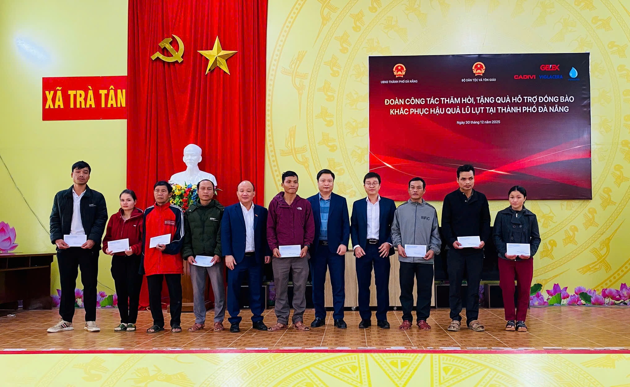 Đoàn công tác Bộ Dân tộc và Tôn giáo thăm, tặng quà đồng bào xã Trà Tân