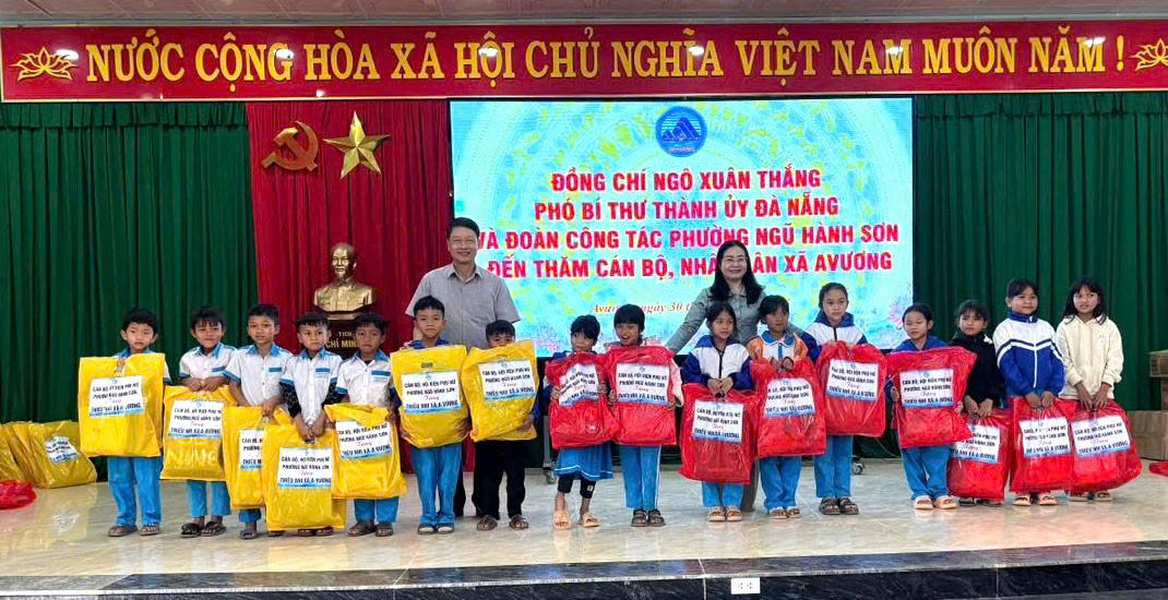 Lãnh đạo thành phố và đoàn công tác Phường Ngũ Hành Sơn thăm và tặng quà cho người dân tại xã Avương
