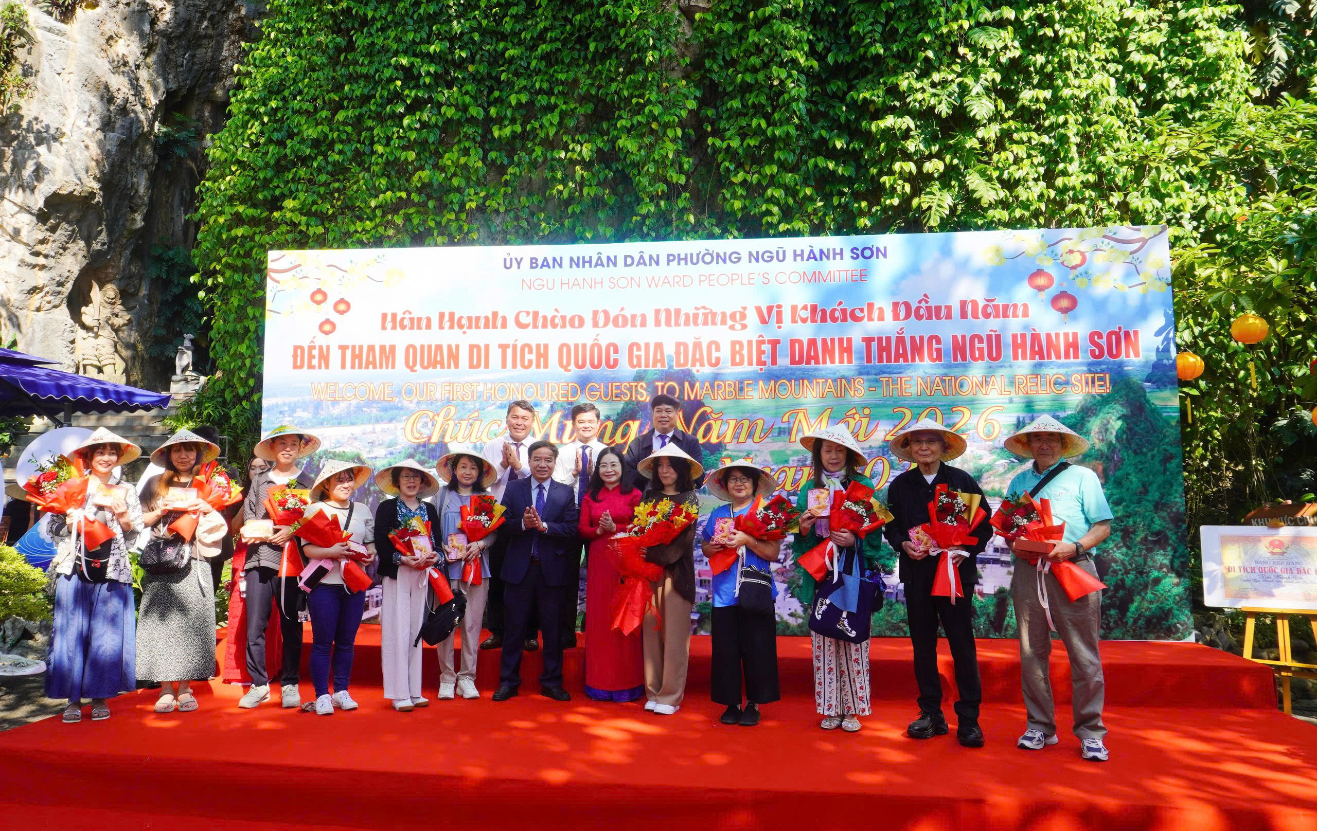 Rộn ràng đón đoàn khách quốc tế đầu tiên tham quan Danh thắng Ngũ Hành Sơn năm 2026