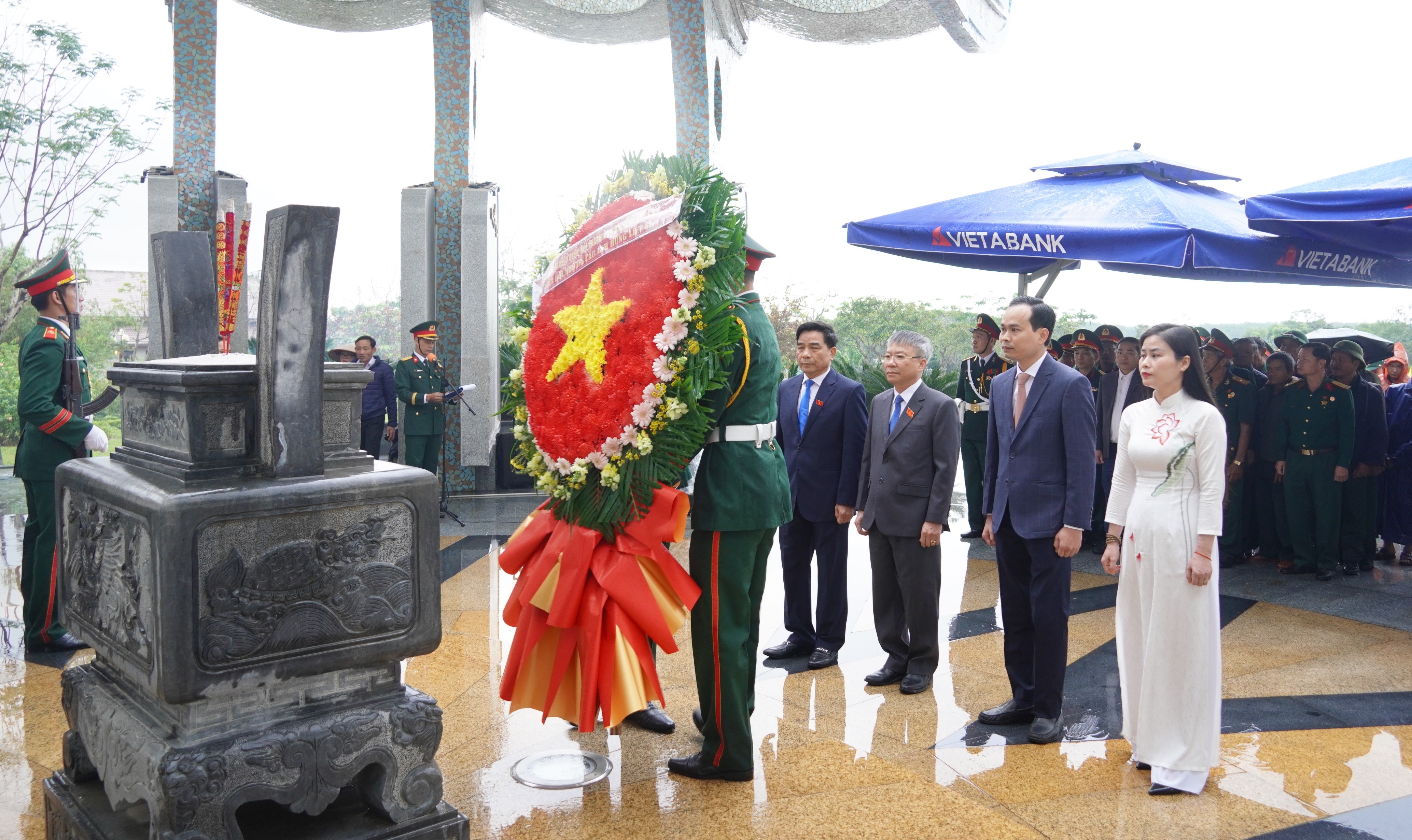 Lãnh đạo thành phố dâng hương Nghĩa trang liệt sĩ nhân kỷ niệm 80 năm Ngày Tổng tuyển cử đầu tiên bầu Quốc hội Việt Nam