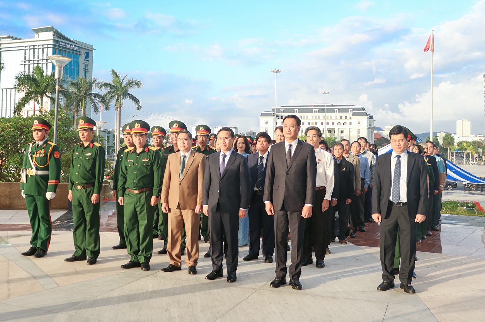 Lãnh đạo thành phố dâng hương tưởng niệm các anh hùng liệt sĩ