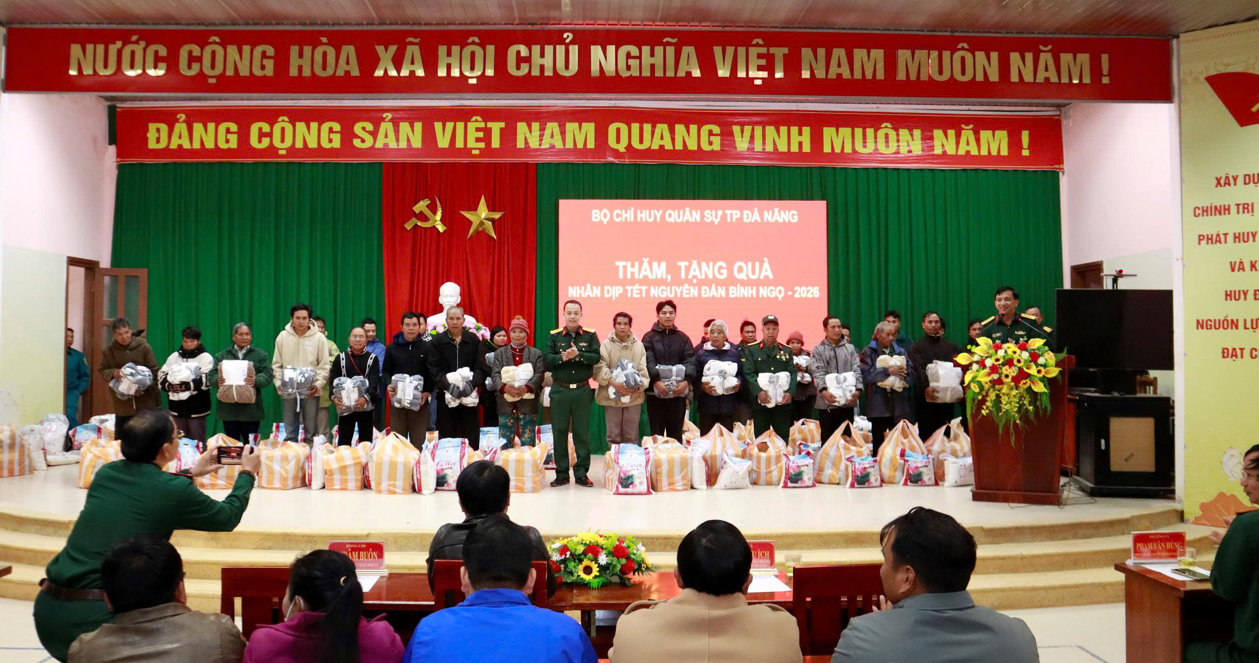 Bộ CHQS thành phố tặng 3 tấn gạo, 200 suất quà Tết cho Nhân dân xã Hùng Sơn