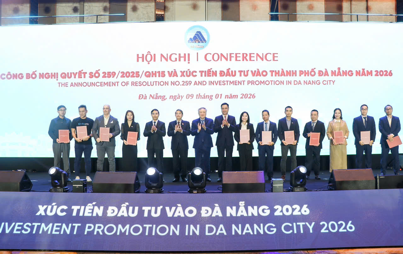 Trao Giấy chứng nhận thành viên chính thức Trung tâm Tài chính quốc tế Việt Nam tại Đà Nẵng cho 12 nhà đầu tư, doanh nghiệp