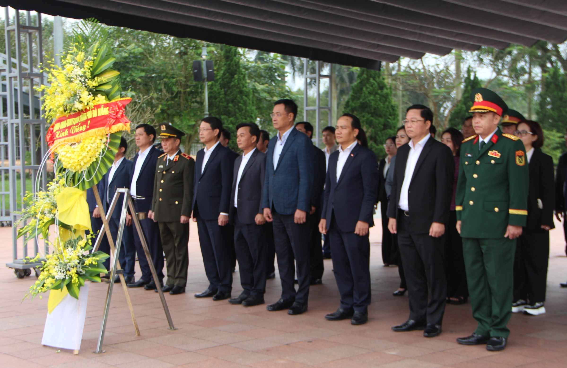 Lãnh đạo thành phố dâng hương tưởng niệm các anh hùng liệt sĩ tại Quảng Trị